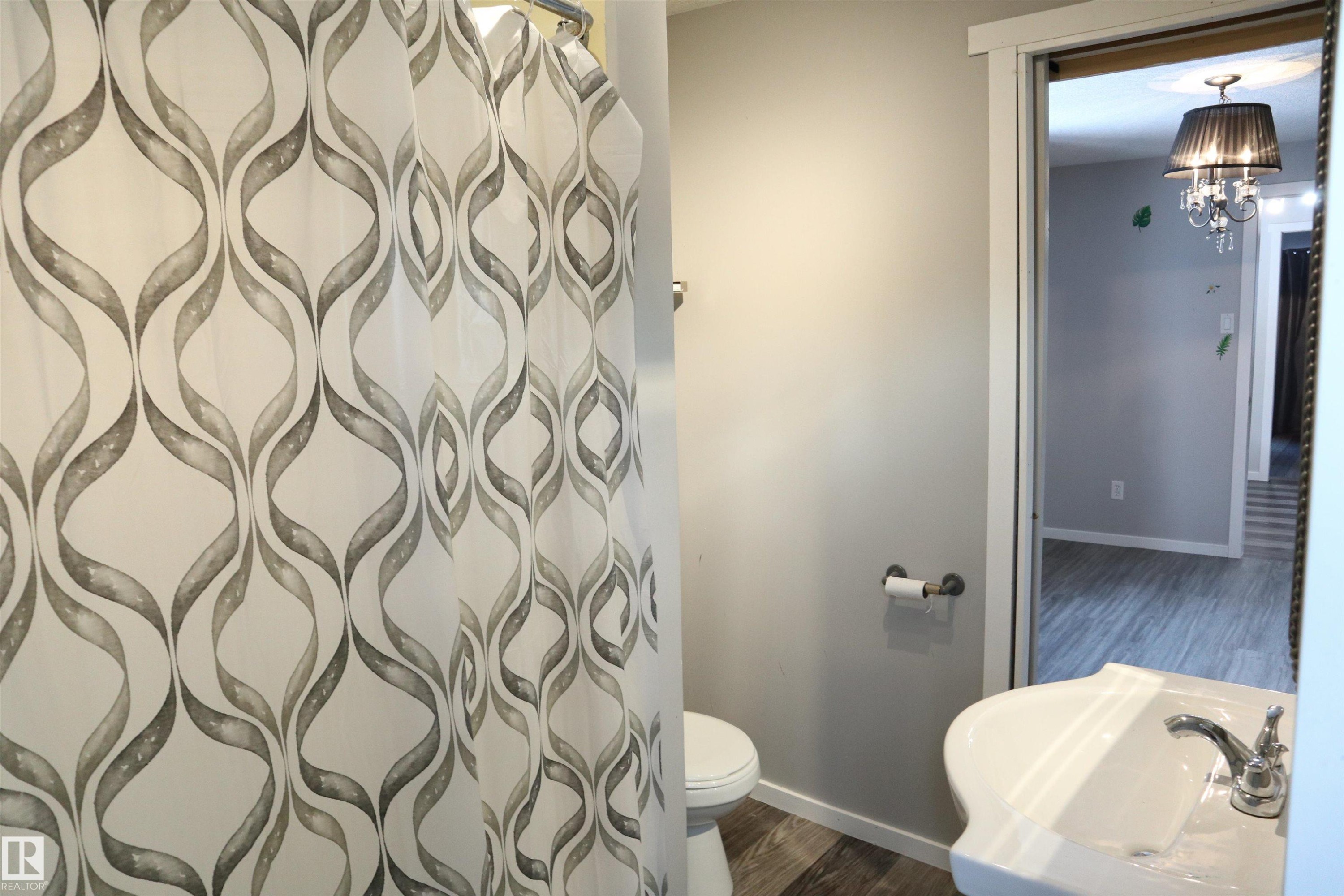 4804 49 St, Calmar, AB - Indoor Photo Showing Bathroom