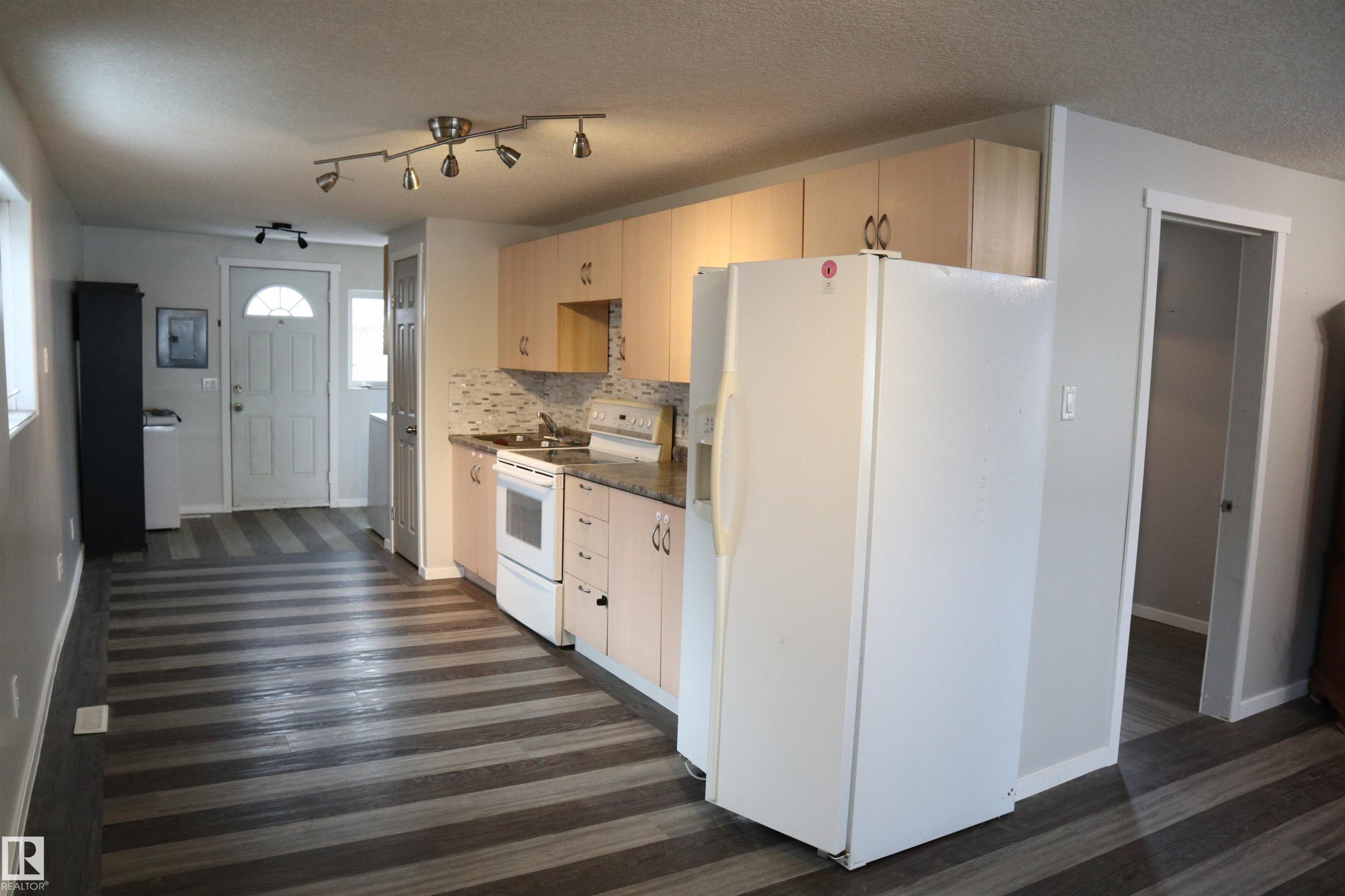 4804 49 St, Calmar, AB - Indoor Photo Showing Kitchen