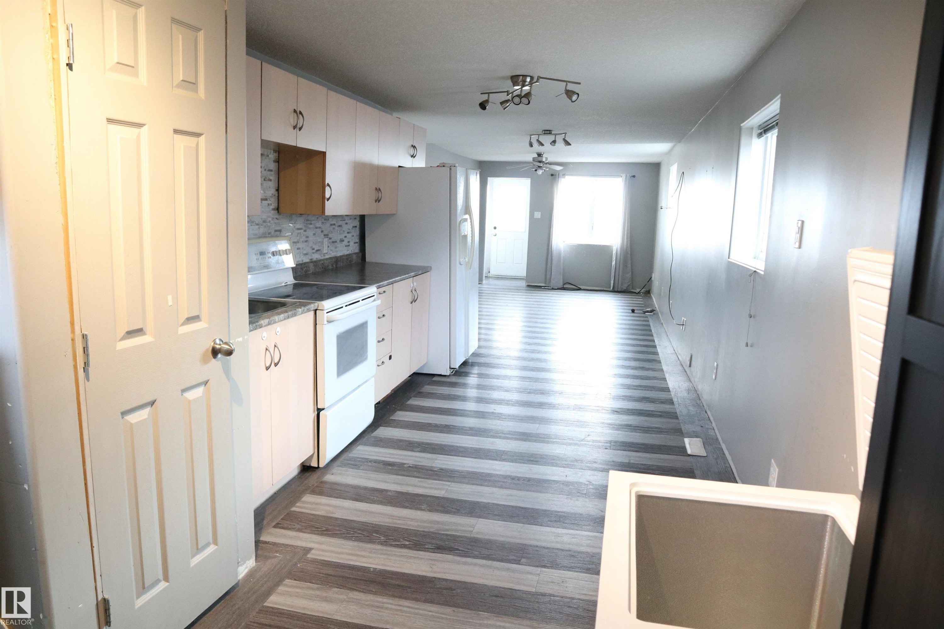 4804 49 St, Calmar, AB - Indoor Photo Showing Kitchen