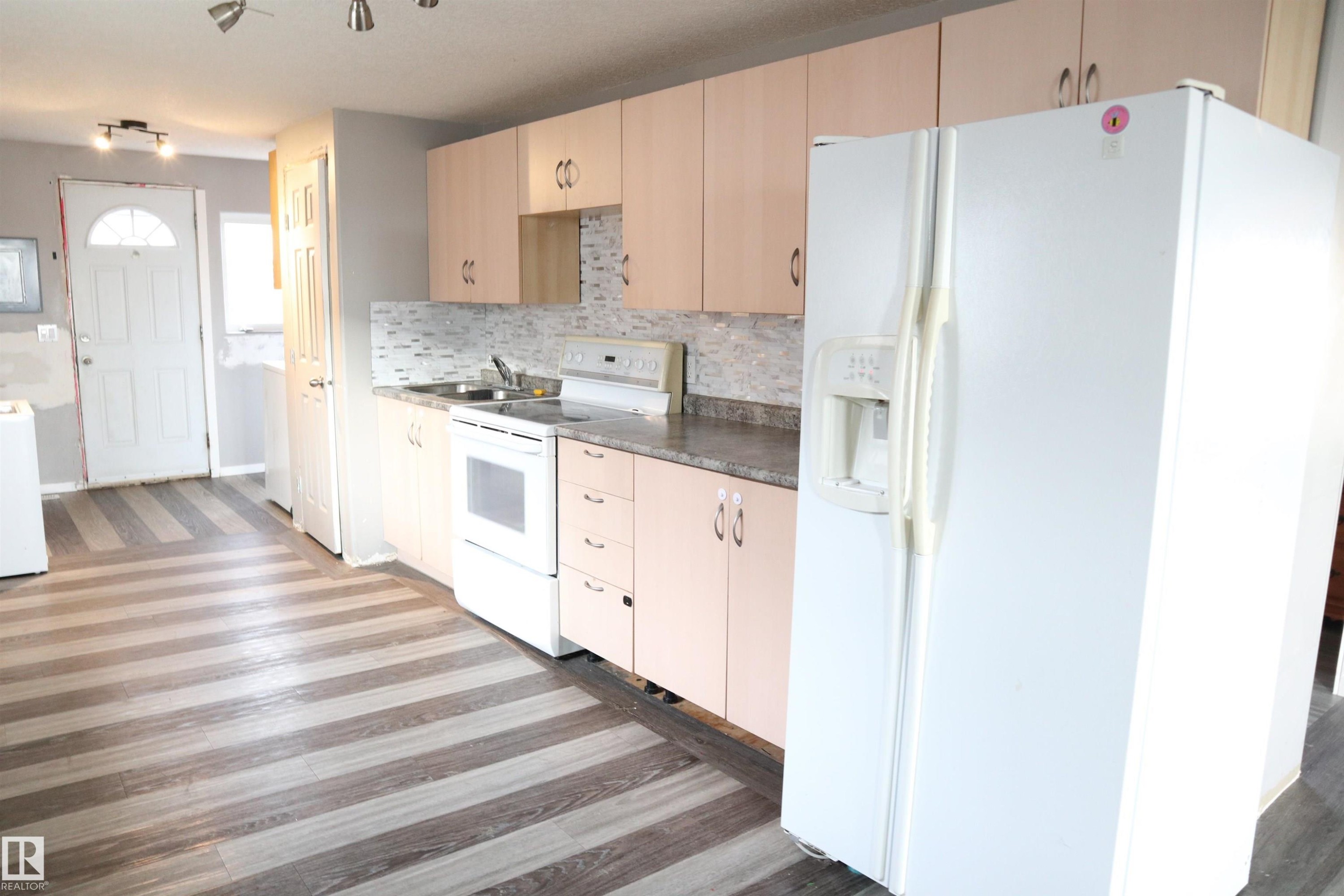 4804 49 St, Calmar, AB - Indoor Photo Showing Kitchen