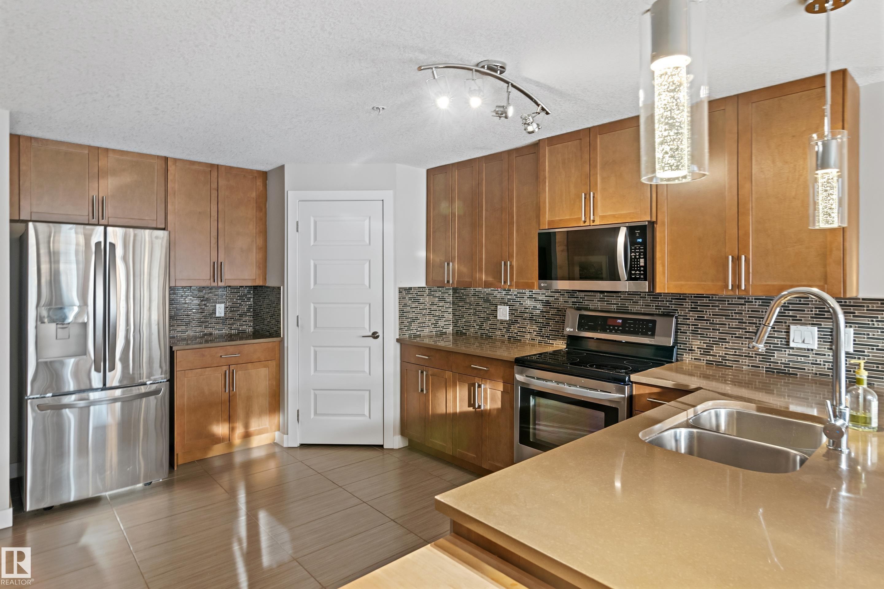 101 5151 Windermere Boulevard, Edmonton, AB - Indoor Photo Showing Kitchen With Double Sink With Upgraded Kitchen