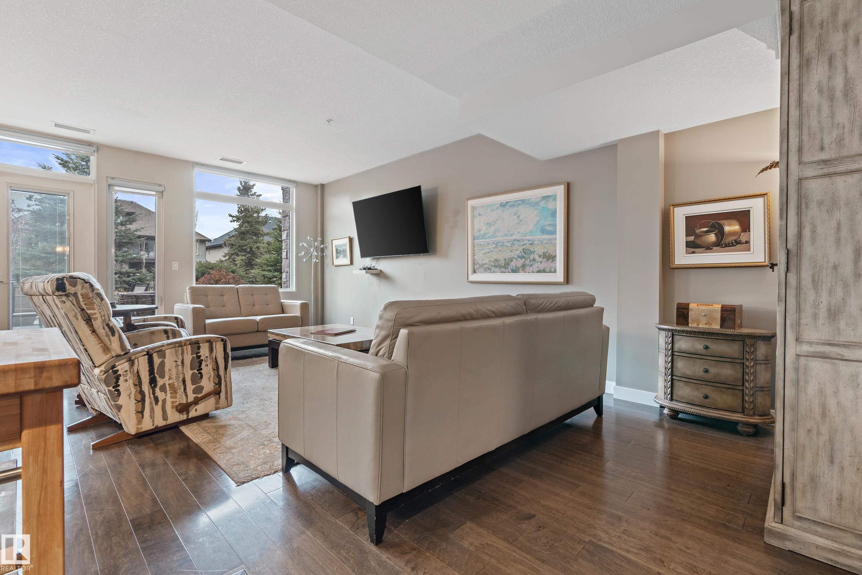 101 5151 Windermere Boulevard, Edmonton, AB - Indoor Photo Showing Living Room