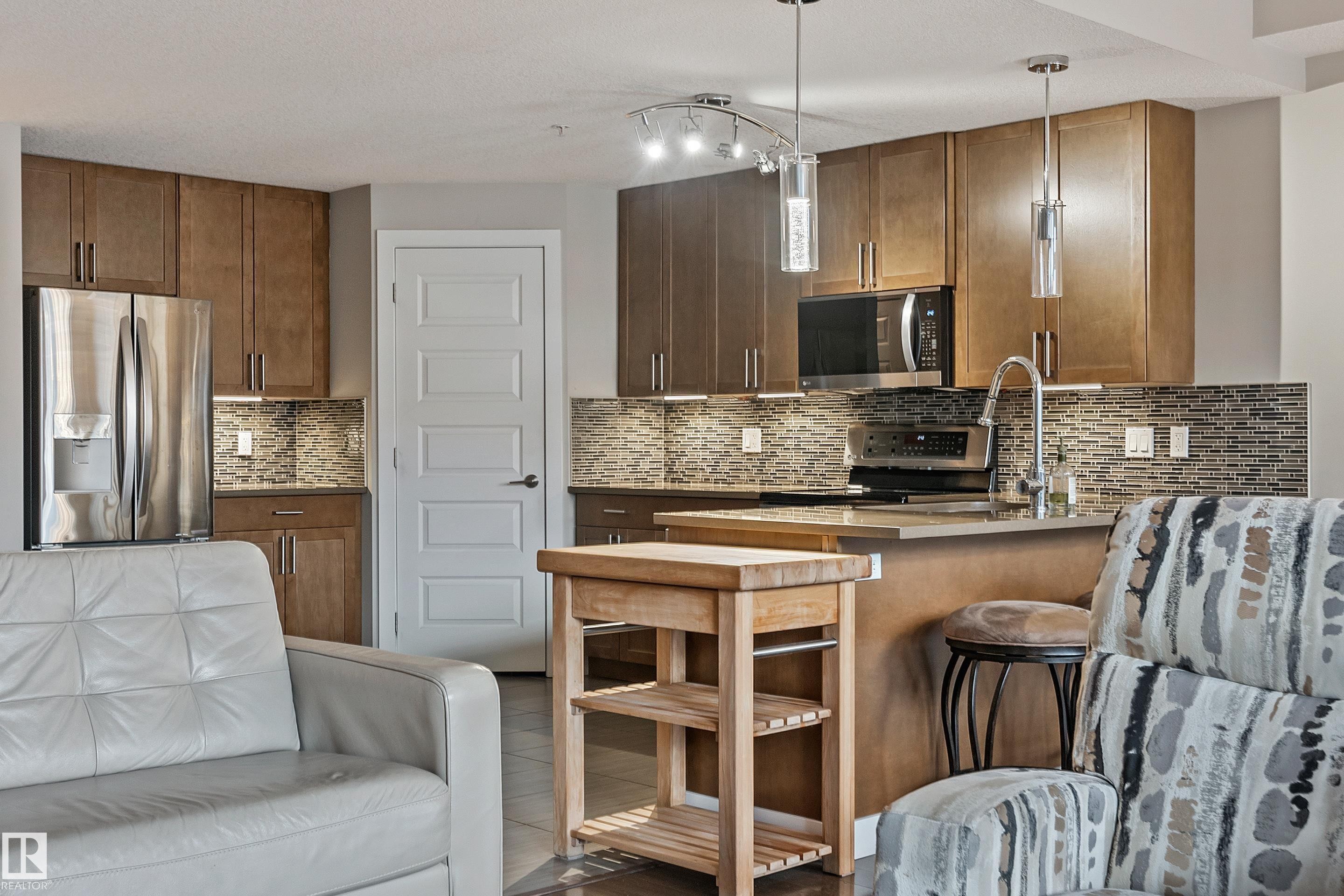 101 5151 Windermere Boulevard, Edmonton, AB - Indoor Photo Showing Kitchen With Upgraded Kitchen