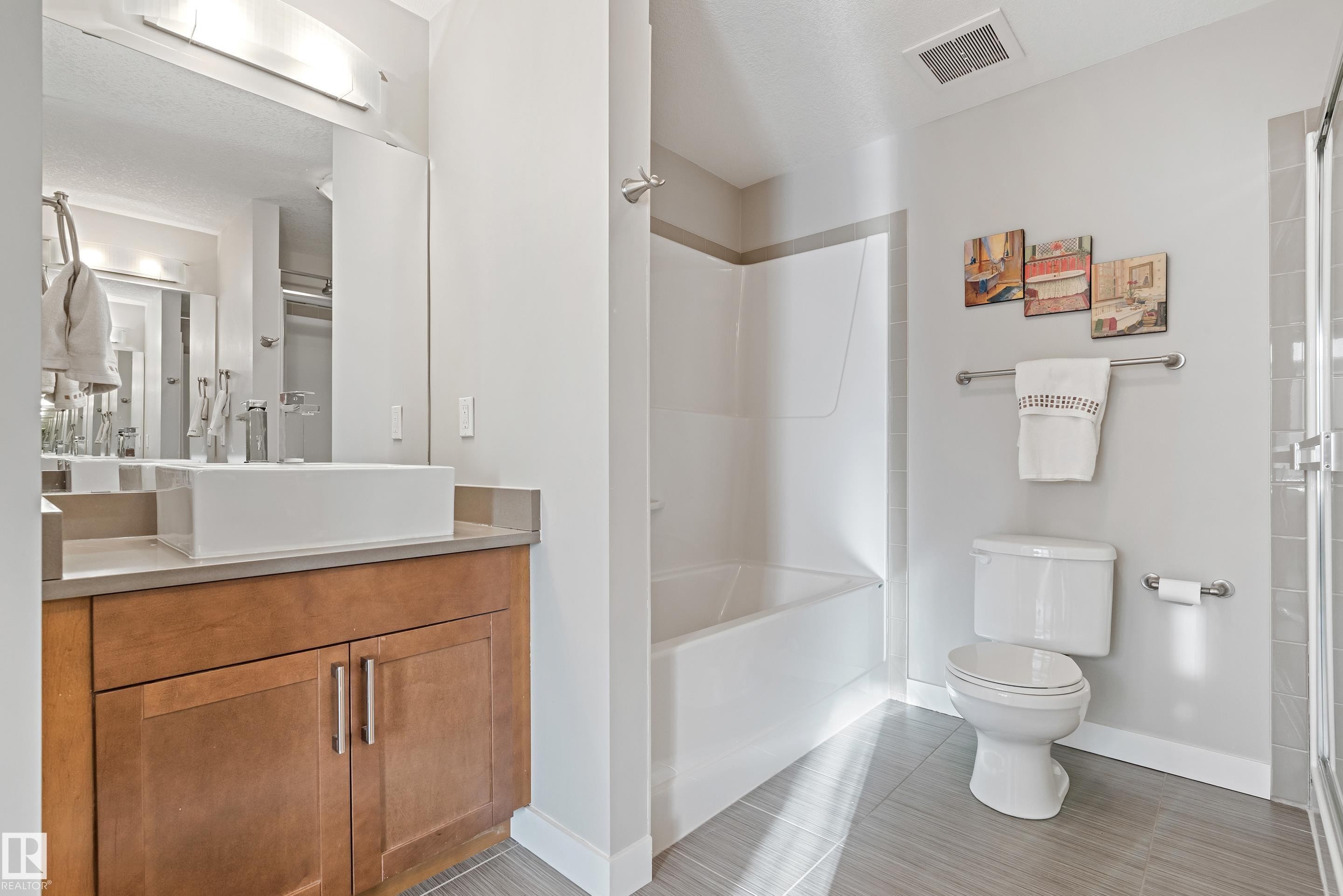 101 5151 Windermere Boulevard, Edmonton, AB - Indoor Photo Showing Bathroom