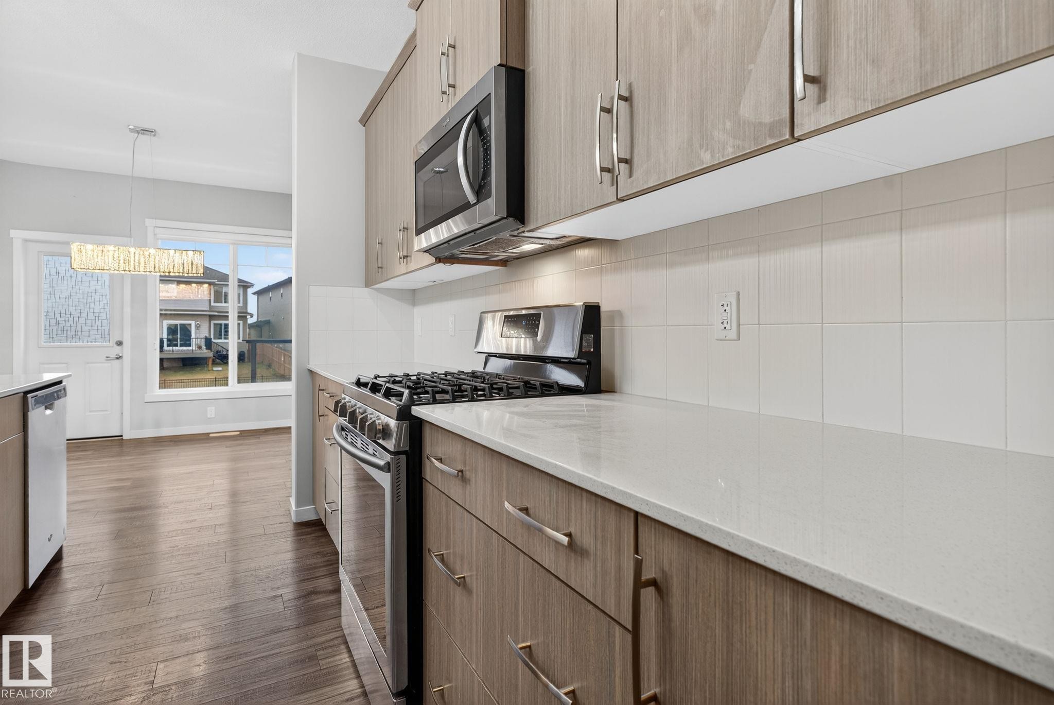 3319 8 Street, Edmonton, AB - Indoor Photo Showing Kitchen With Upgraded Kitchen