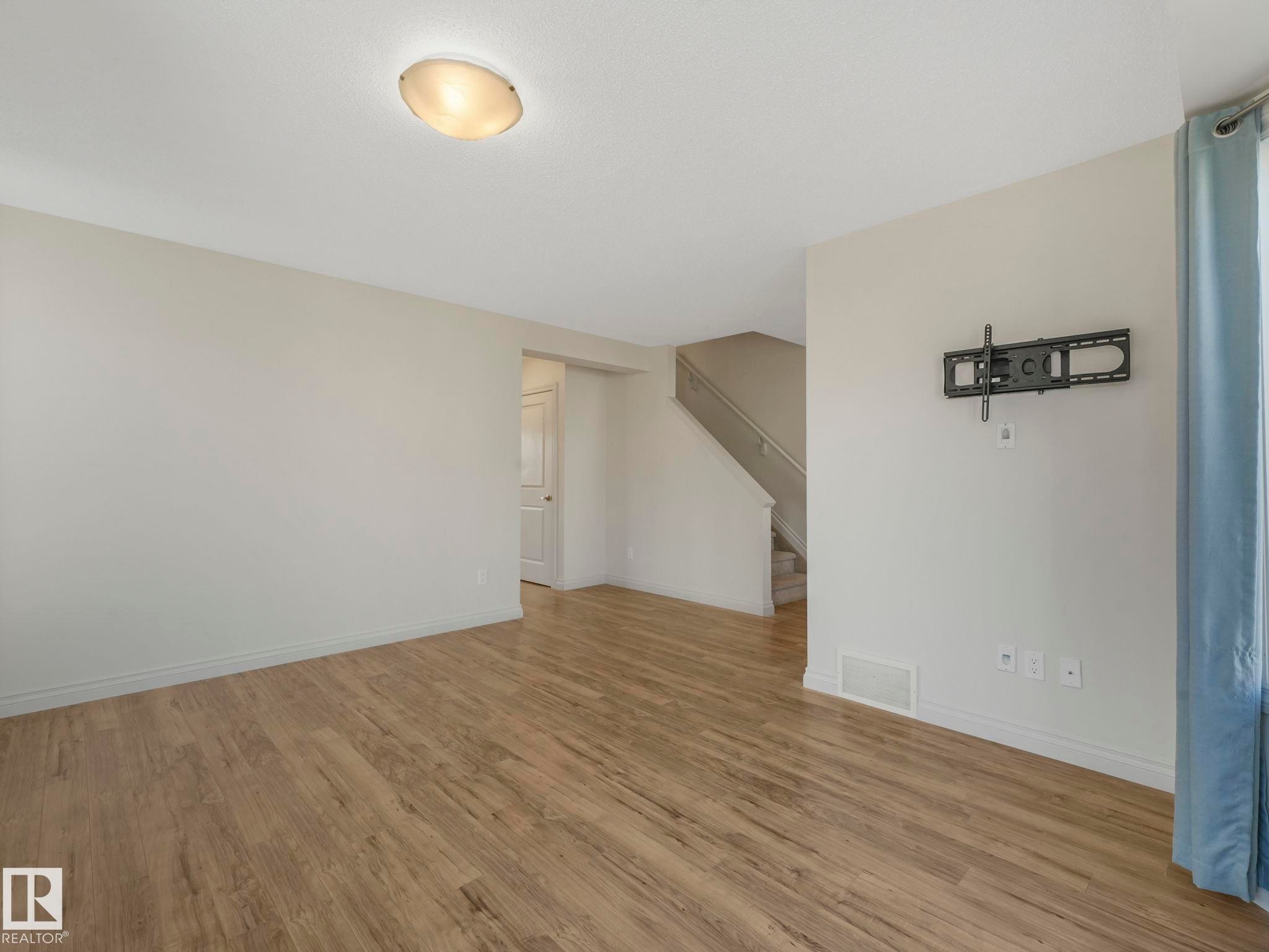 3003 16 Avenue, Edmonton, AB - Indoor Photo Showing Other Room