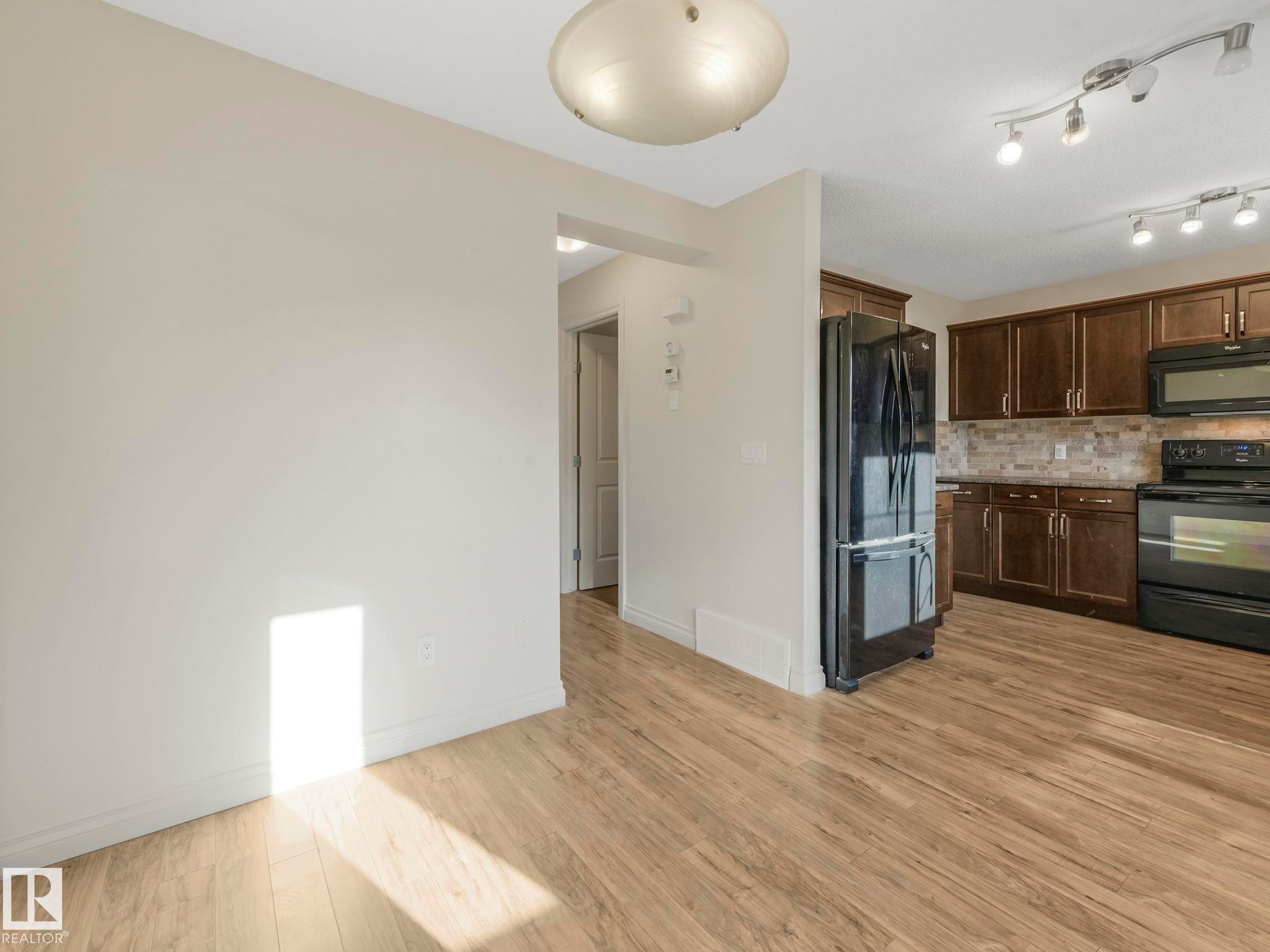 3003 16 Avenue, Edmonton, AB - Indoor Photo Showing Kitchen