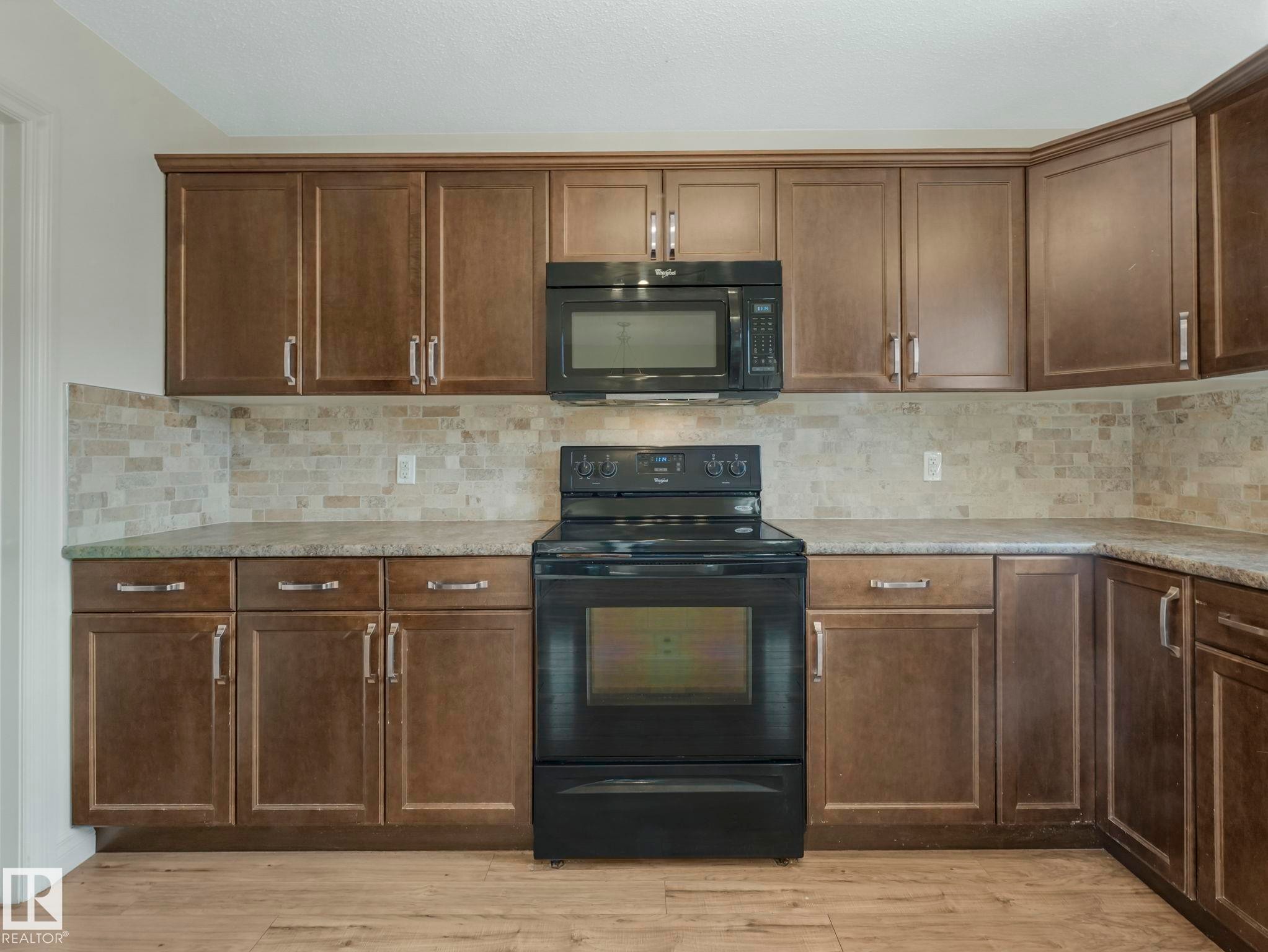 3003 16 Avenue, Edmonton, AB - Indoor Photo Showing Kitchen