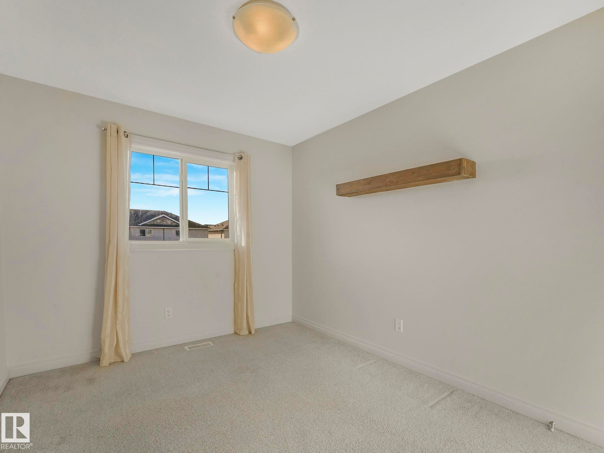 3003 16 Avenue, Edmonton, AB - Indoor Photo Showing Other Room