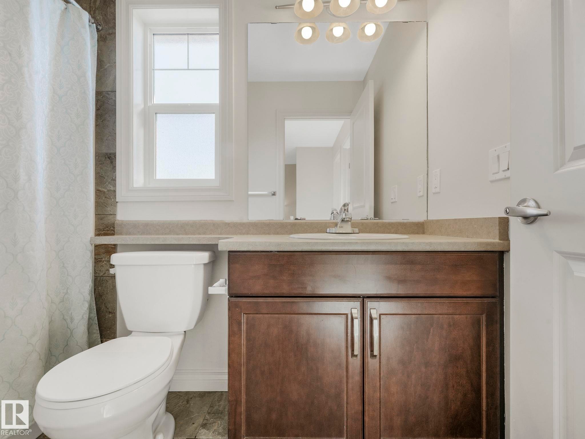 3003 16 Avenue, Edmonton, AB - Indoor Photo Showing Bathroom