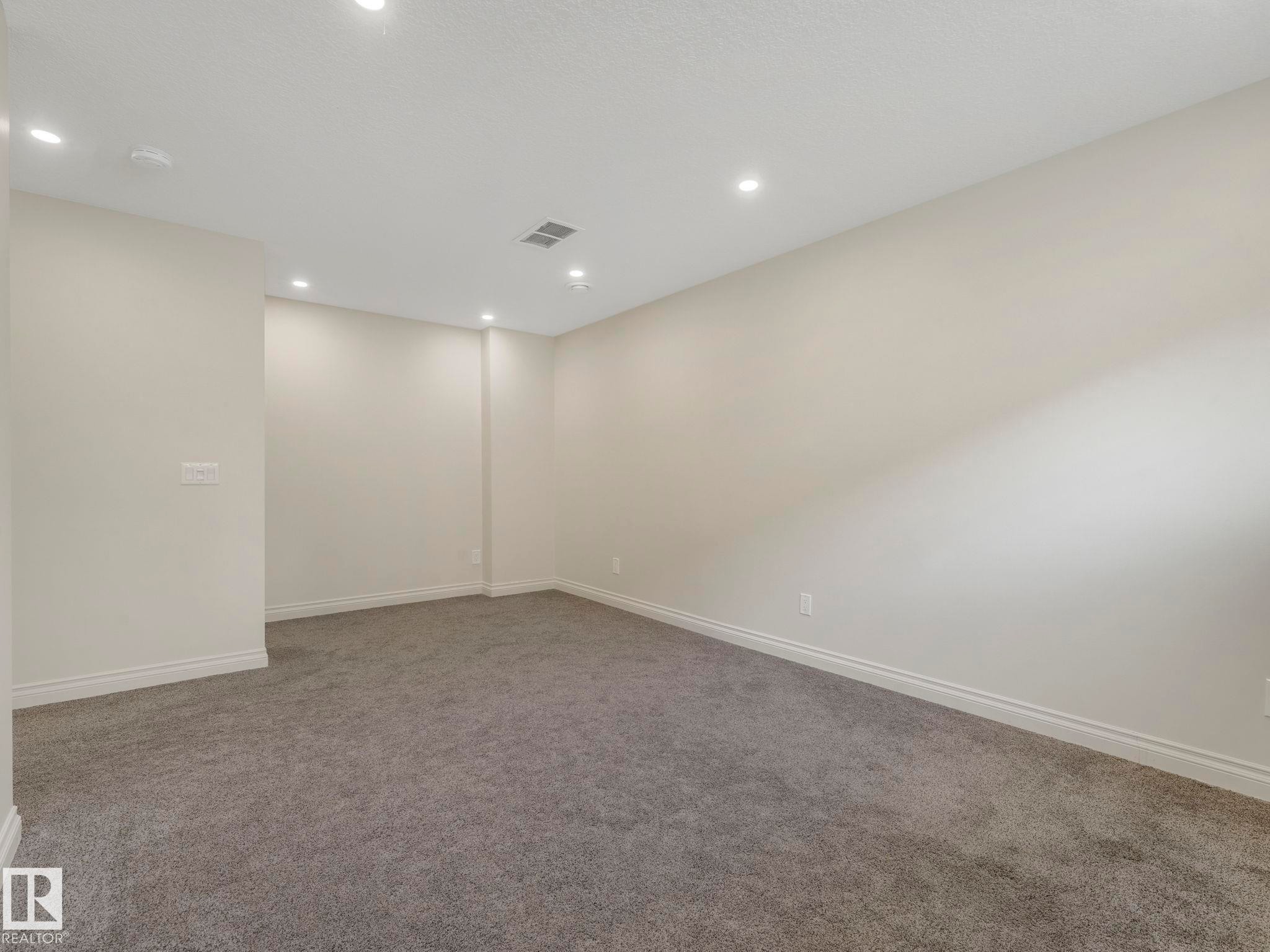 3003 16 Avenue, Edmonton, AB - Indoor Photo Showing Other Room