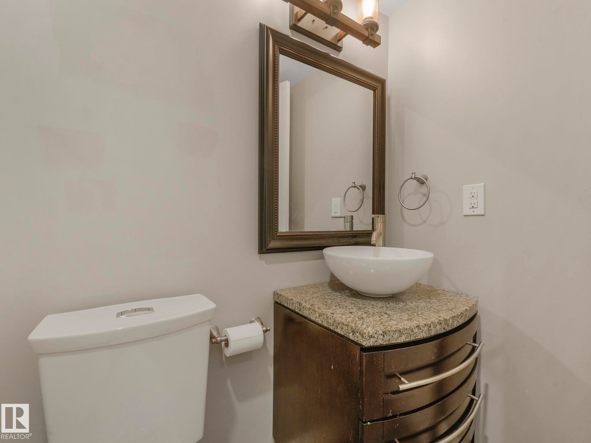 3003 16 Avenue, Edmonton, AB - Indoor Photo Showing Bathroom