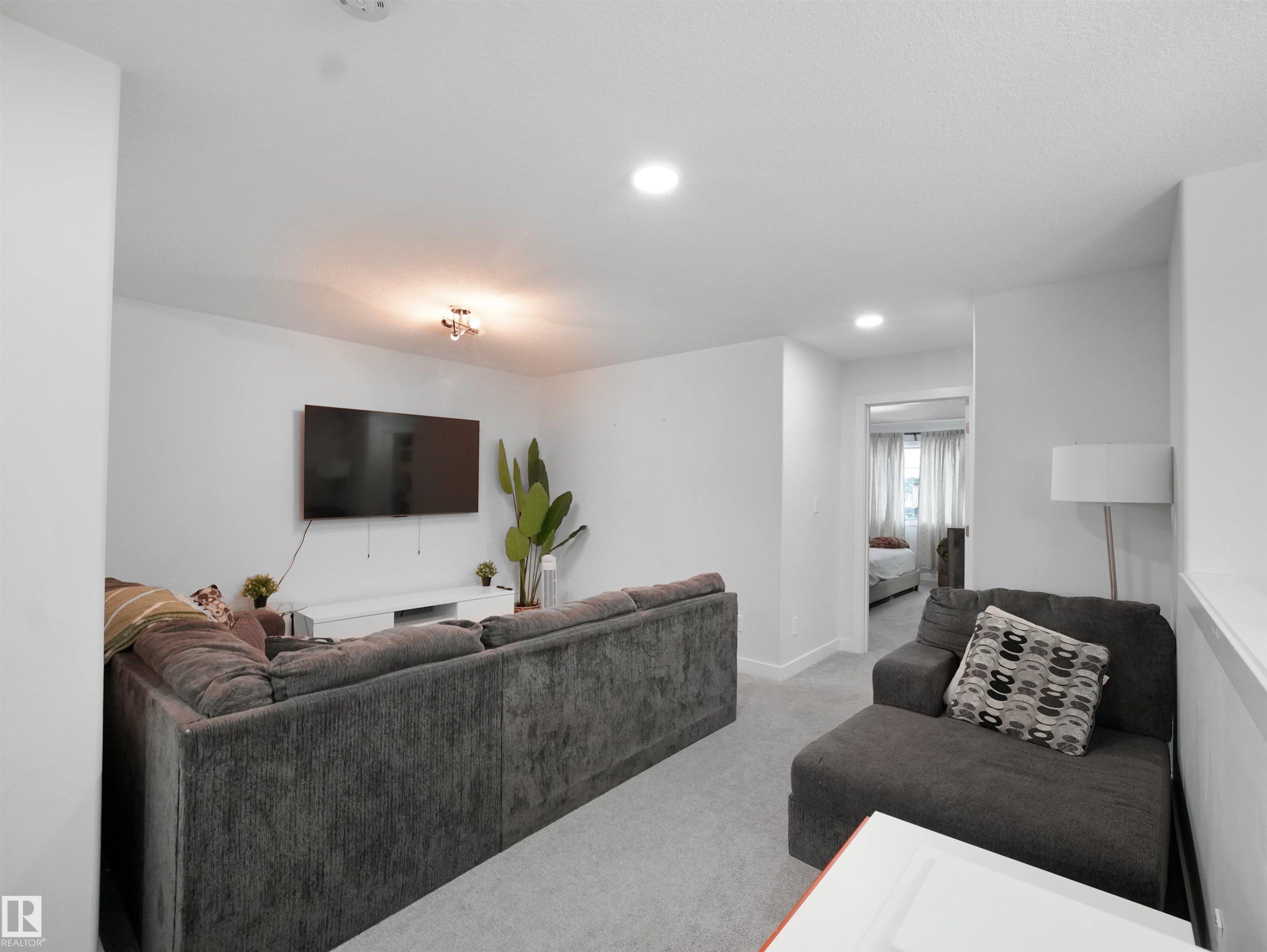 7256 Chivers Place, Edmonton, AB - Indoor Photo Showing Living Room