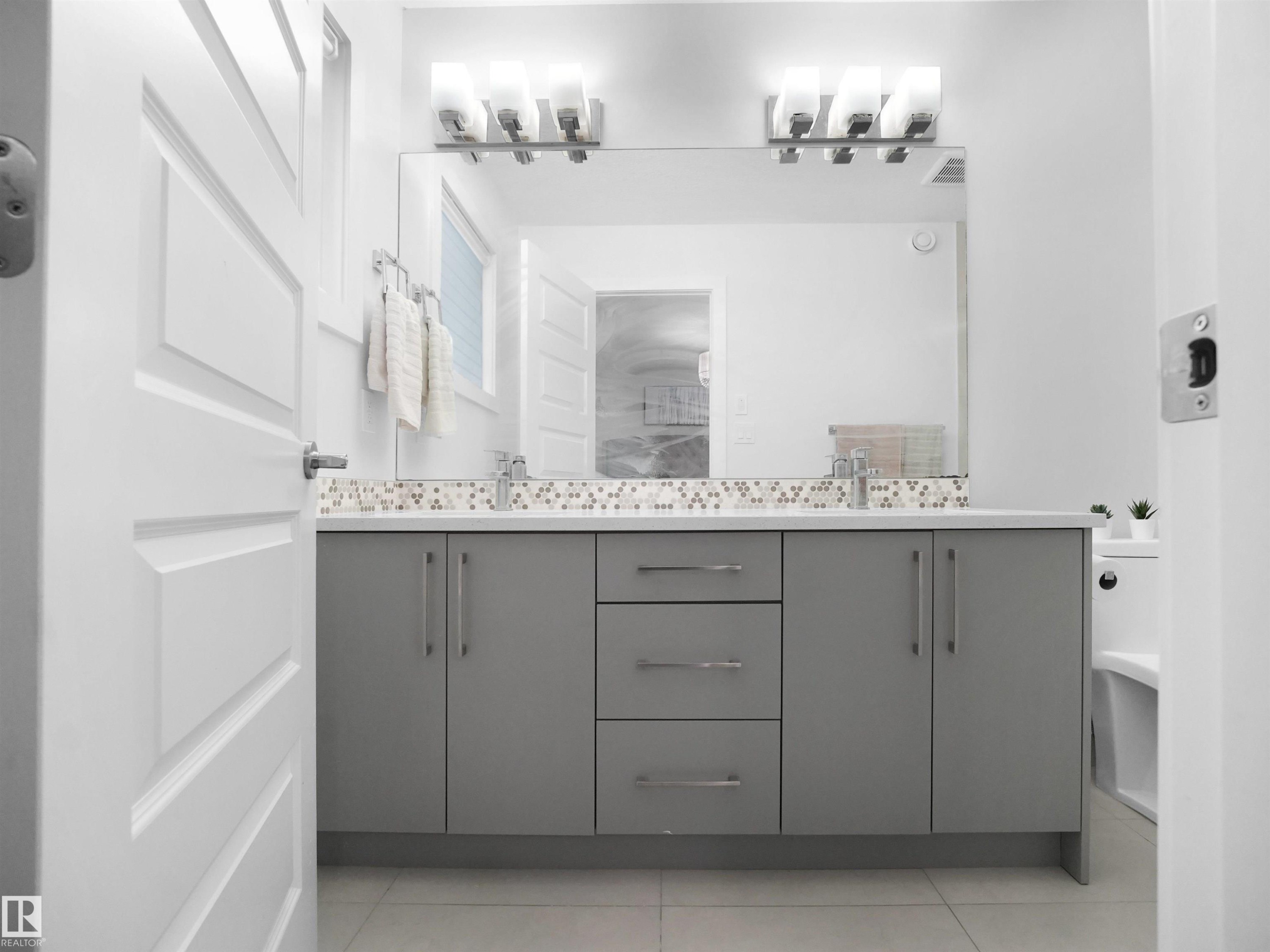 7256 Chivers Place, Edmonton, AB - Indoor Photo Showing Bathroom