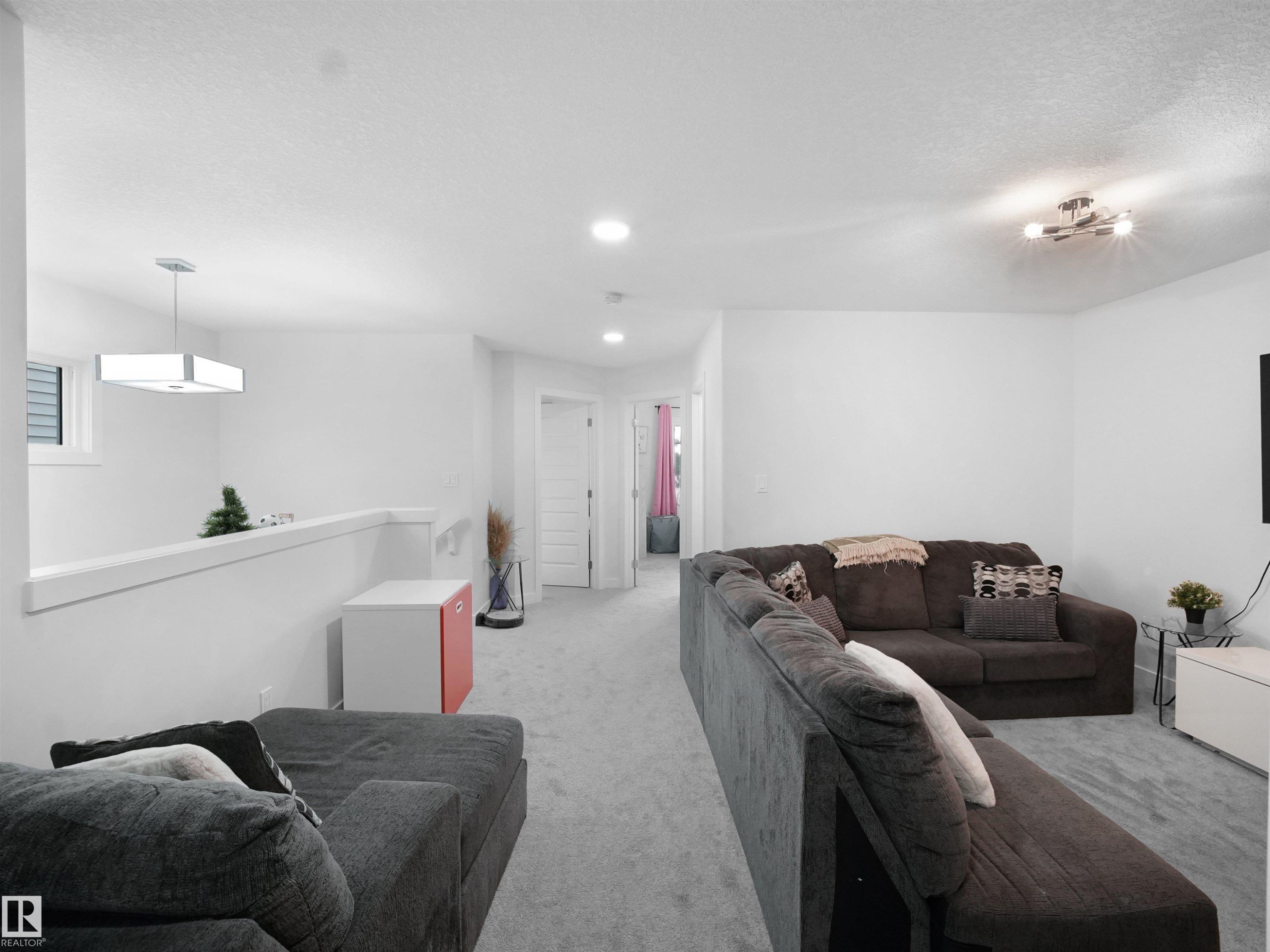 7256 Chivers Place, Edmonton, AB - Indoor Photo Showing Living Room