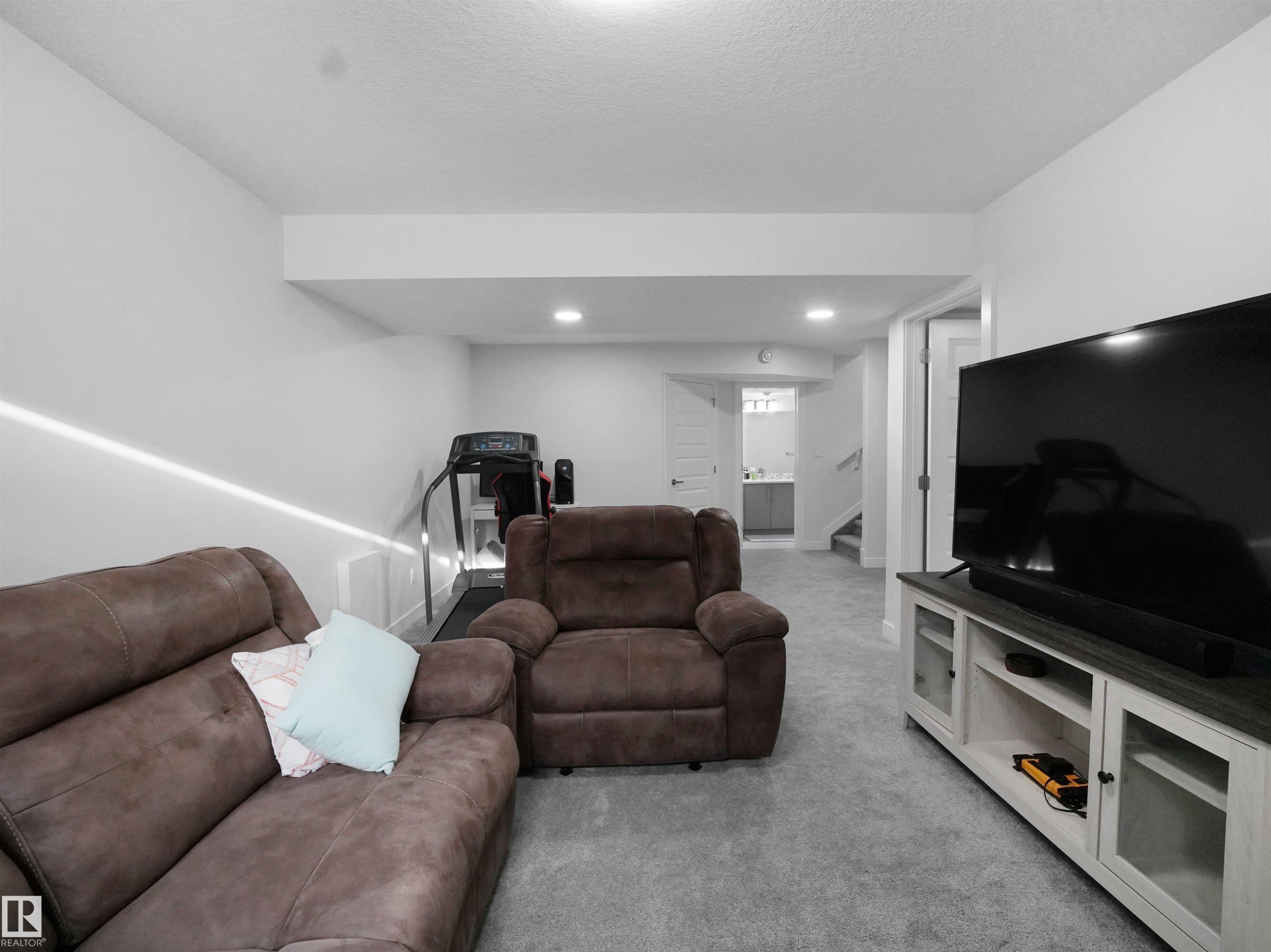 7256 Chivers Place, Edmonton, AB - Indoor Photo Showing Living Room
