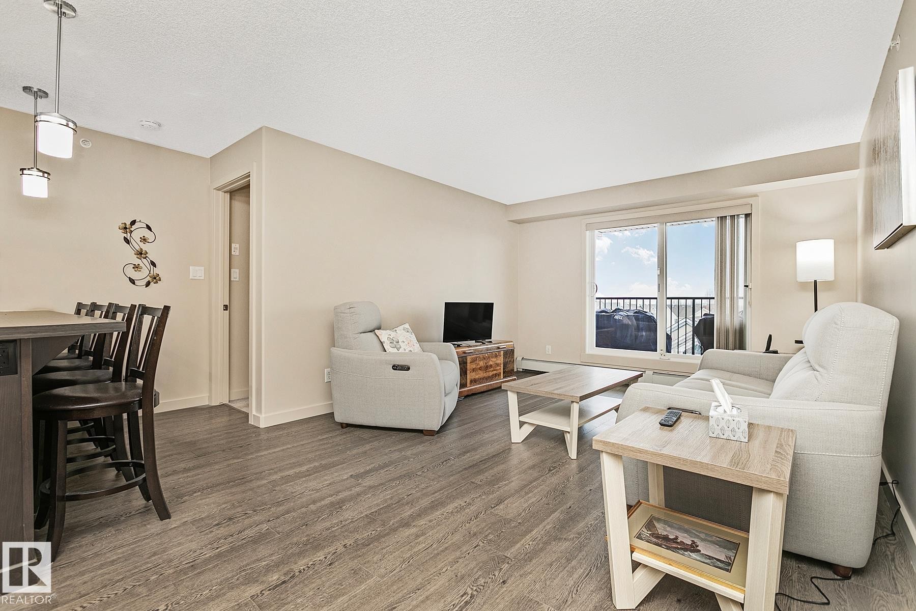 413 6084 Stanton Drive, Edmonton, AB - Indoor Photo Showing Living Room