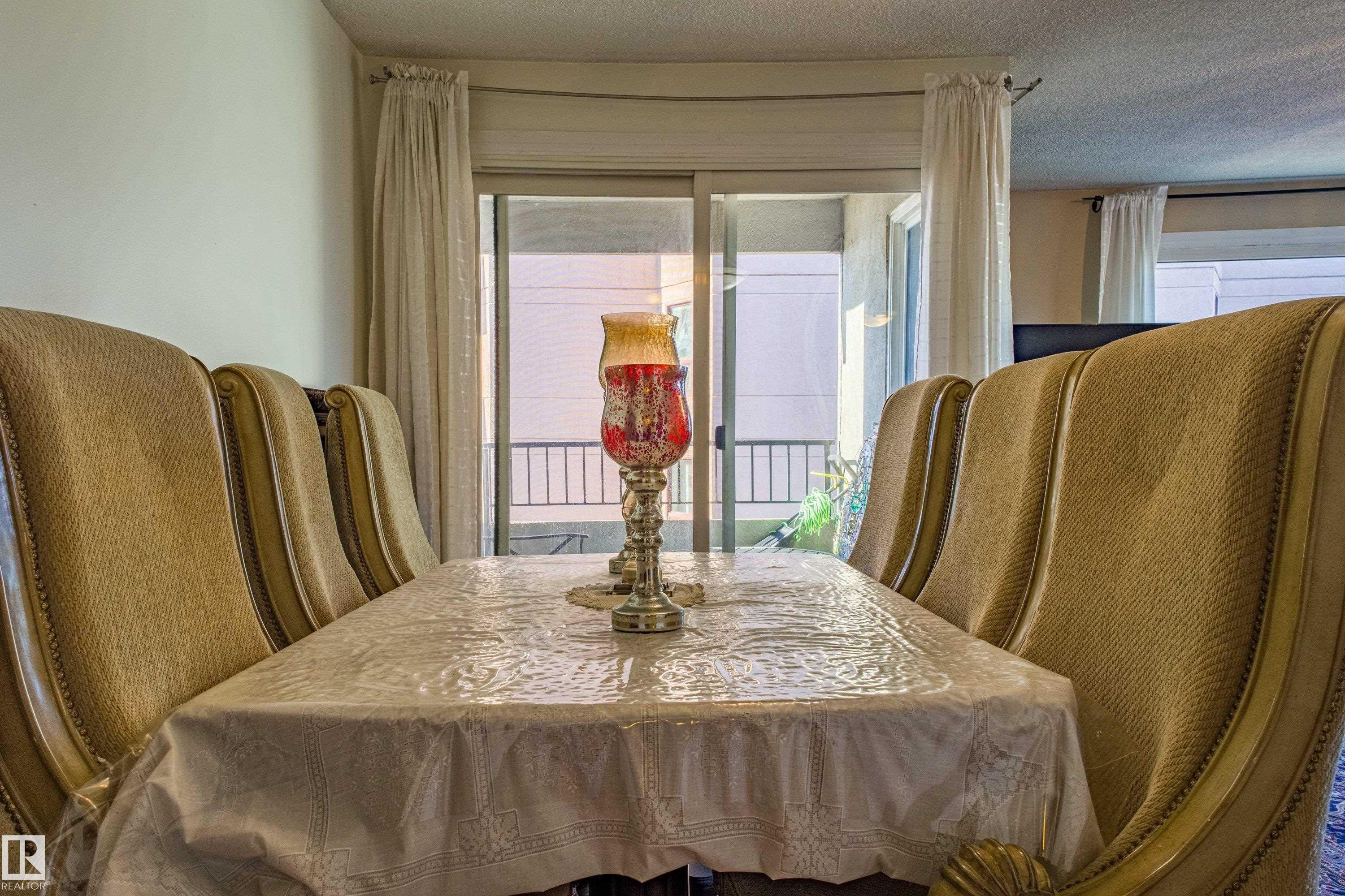 1703 12303 Jasper Avenue, Edmonton, AB - Indoor Photo Showing Dining Room