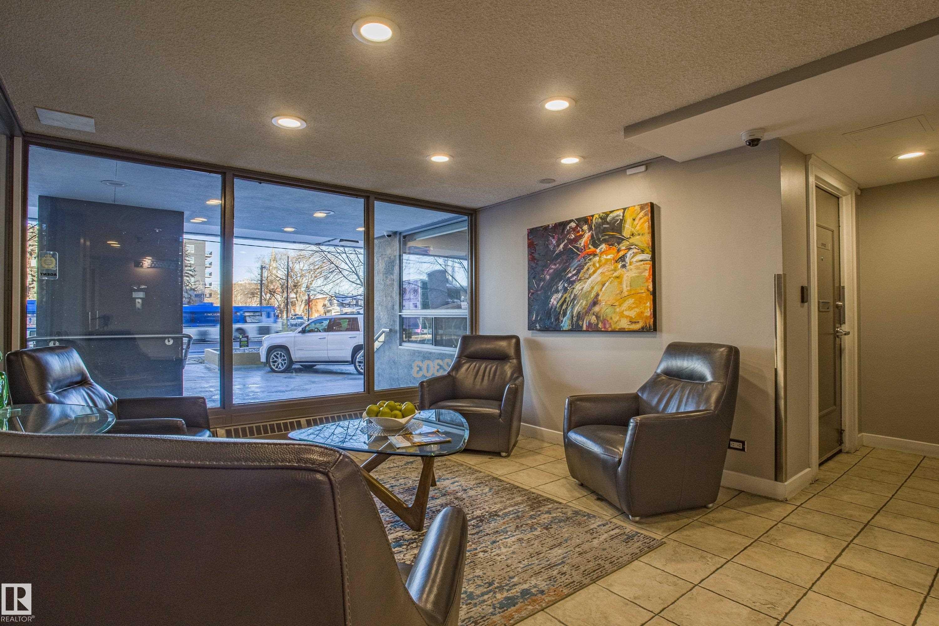 1703 12303 Jasper Avenue, Edmonton, AB - Indoor