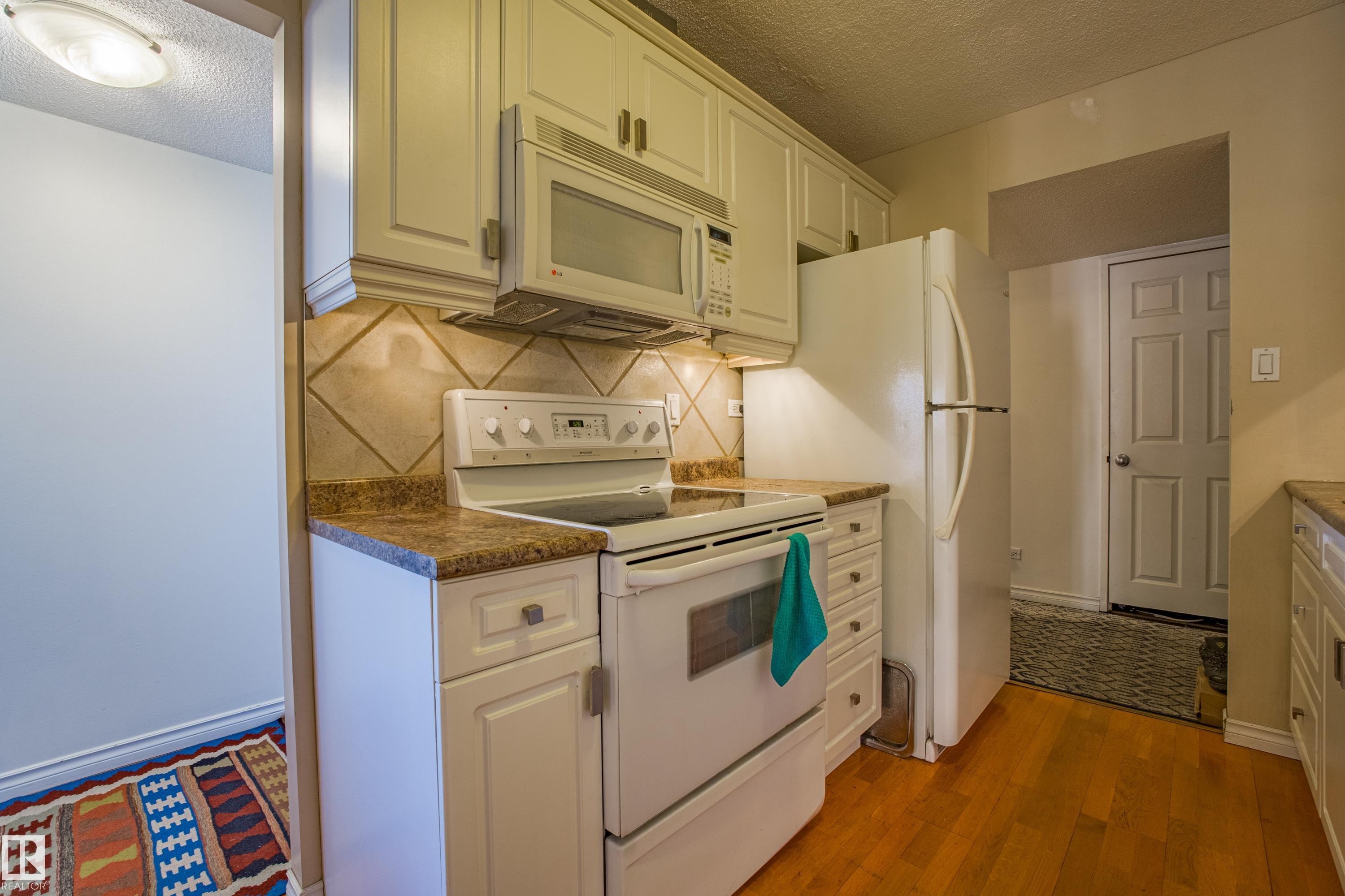 1703 12303 Jasper Avenue, Edmonton, AB - Indoor Photo Showing Kitchen