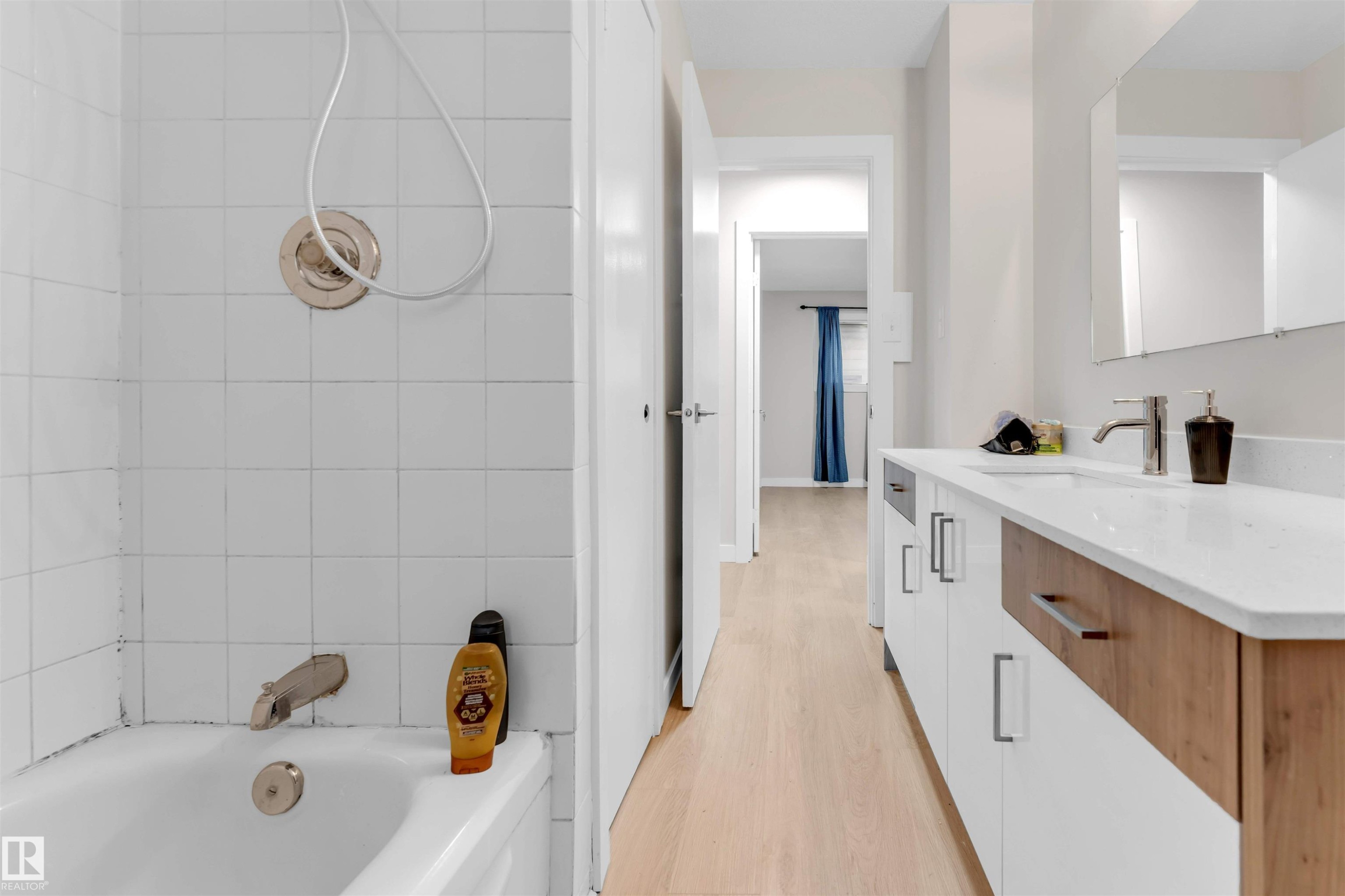 16115 100A Avenue, Edmonton, AB - Indoor Photo Showing Bathroom