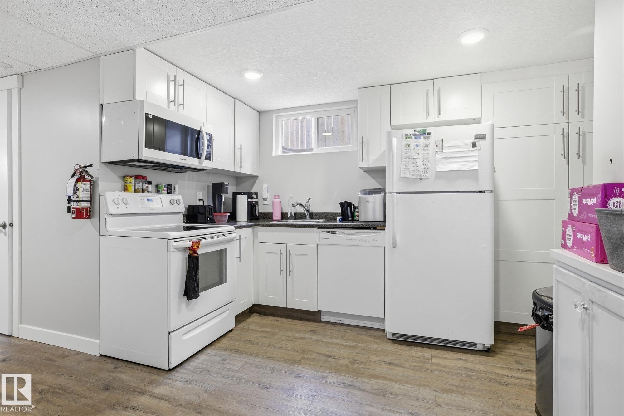15331 104 Avenue, Edmonton, AB - Indoor Photo Showing Kitchen
