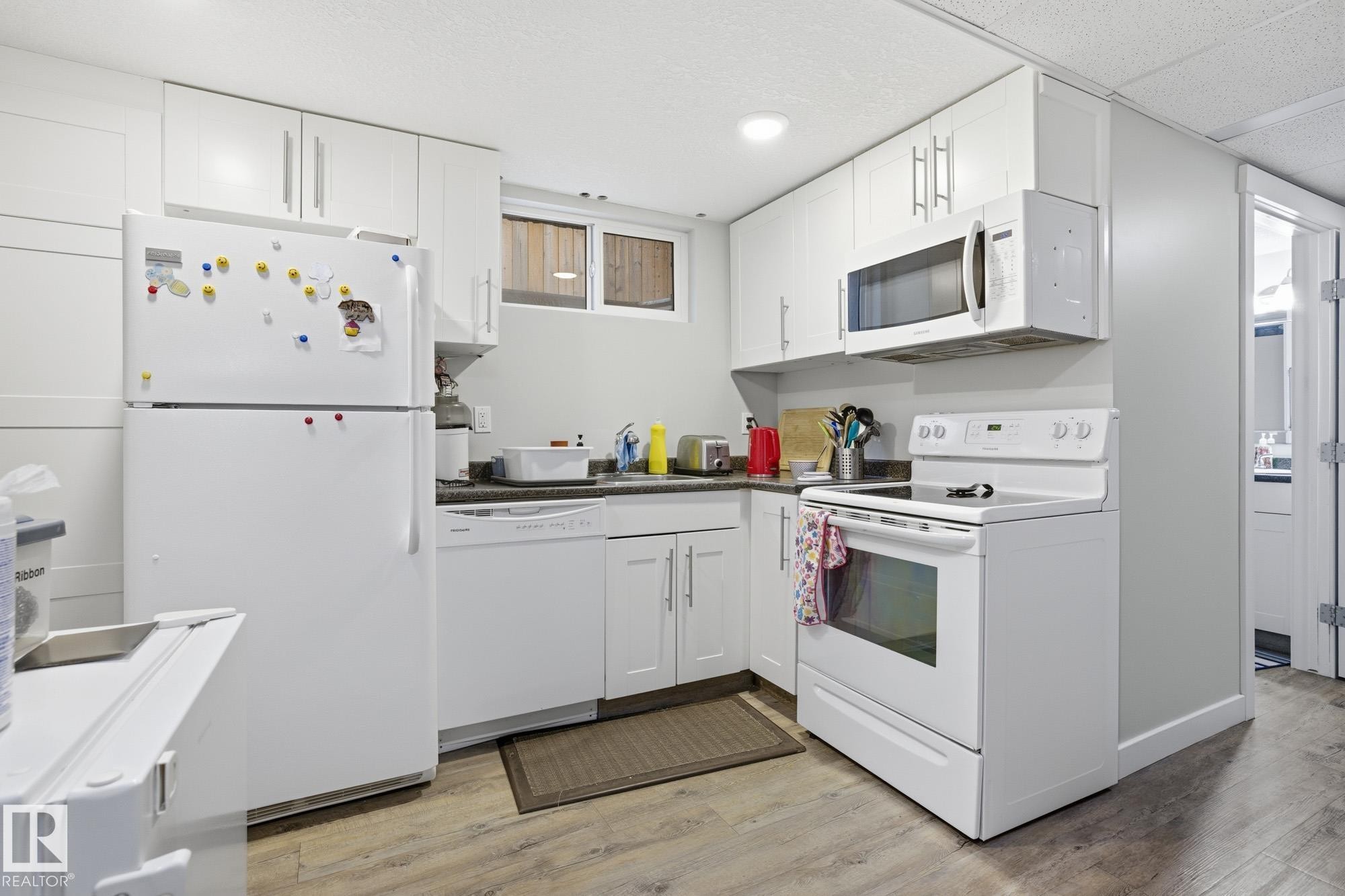15331 104 Avenue, Edmonton, AB - Indoor Photo Showing Kitchen