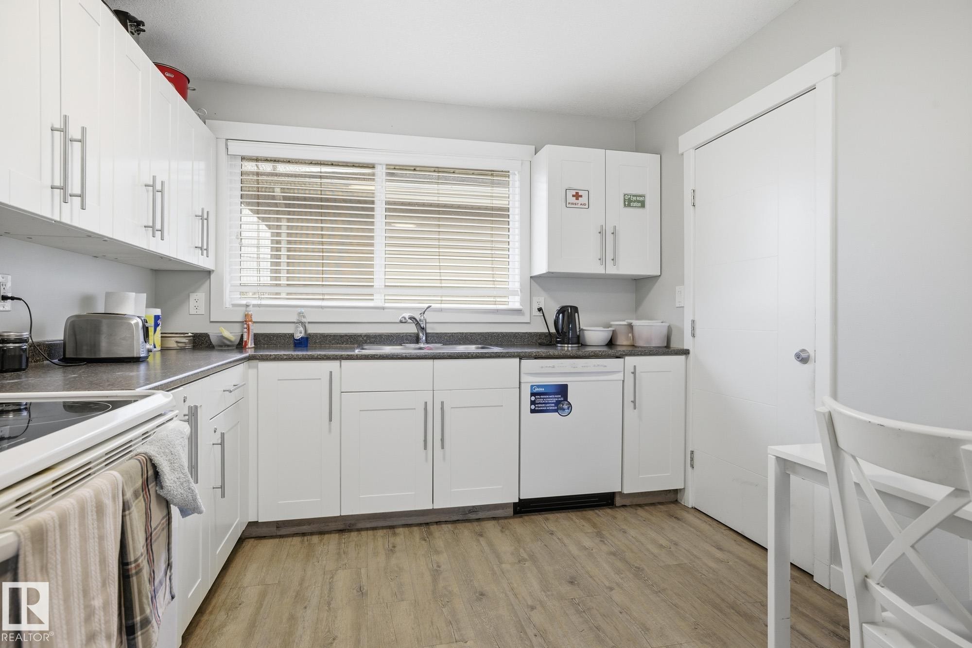 15331 104 Avenue, Edmonton, AB - Indoor Photo Showing Kitchen