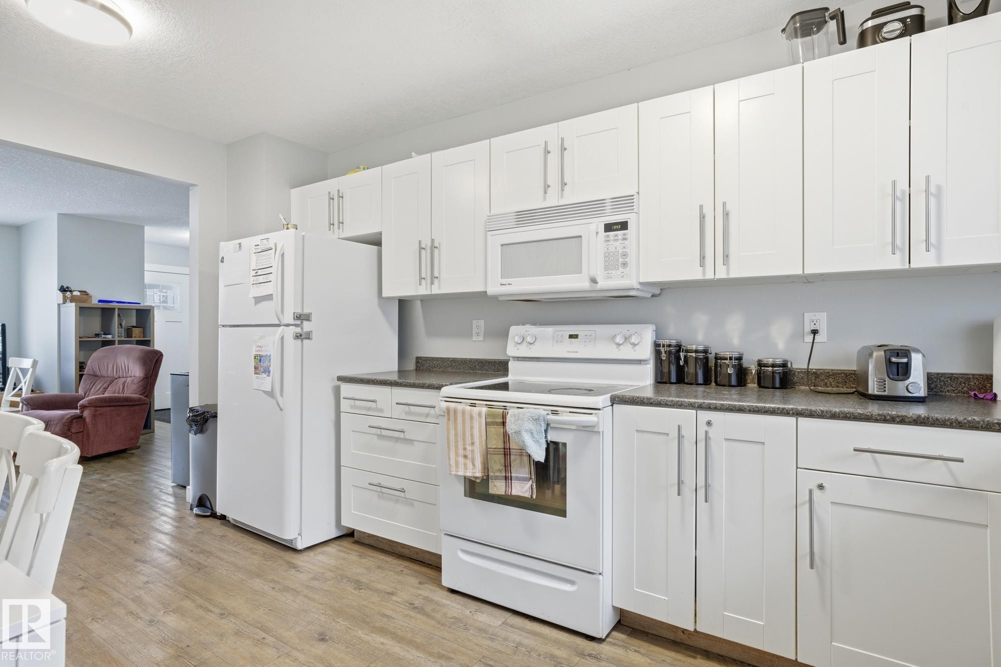 15331 104 Avenue, Edmonton, AB - Indoor Photo Showing Kitchen