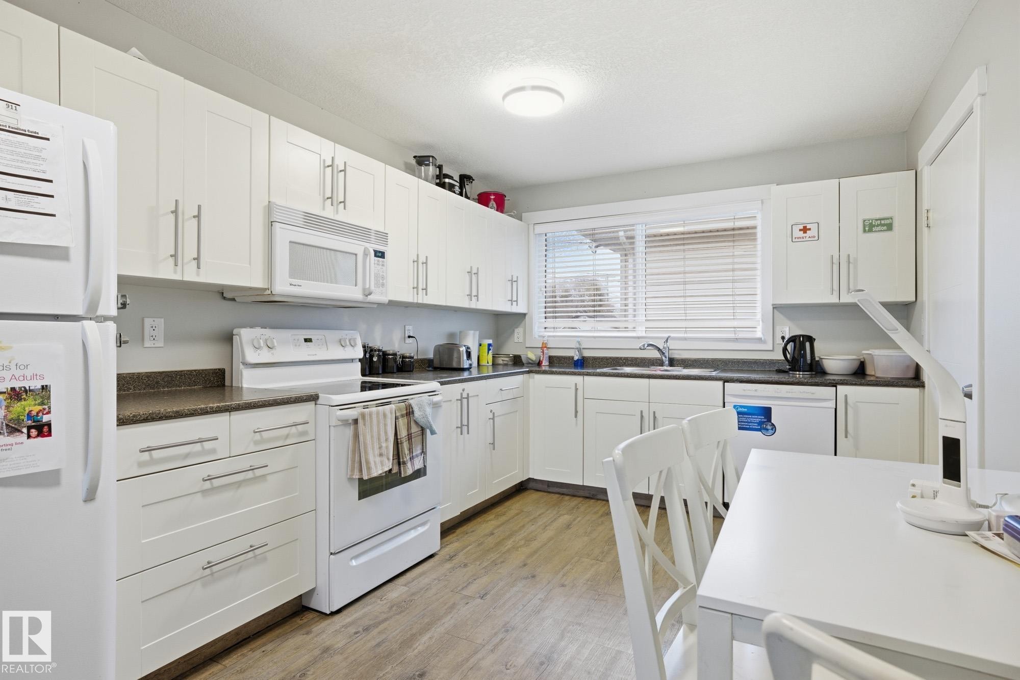 15331 104 Avenue, Edmonton, AB - Indoor Photo Showing Kitchen
