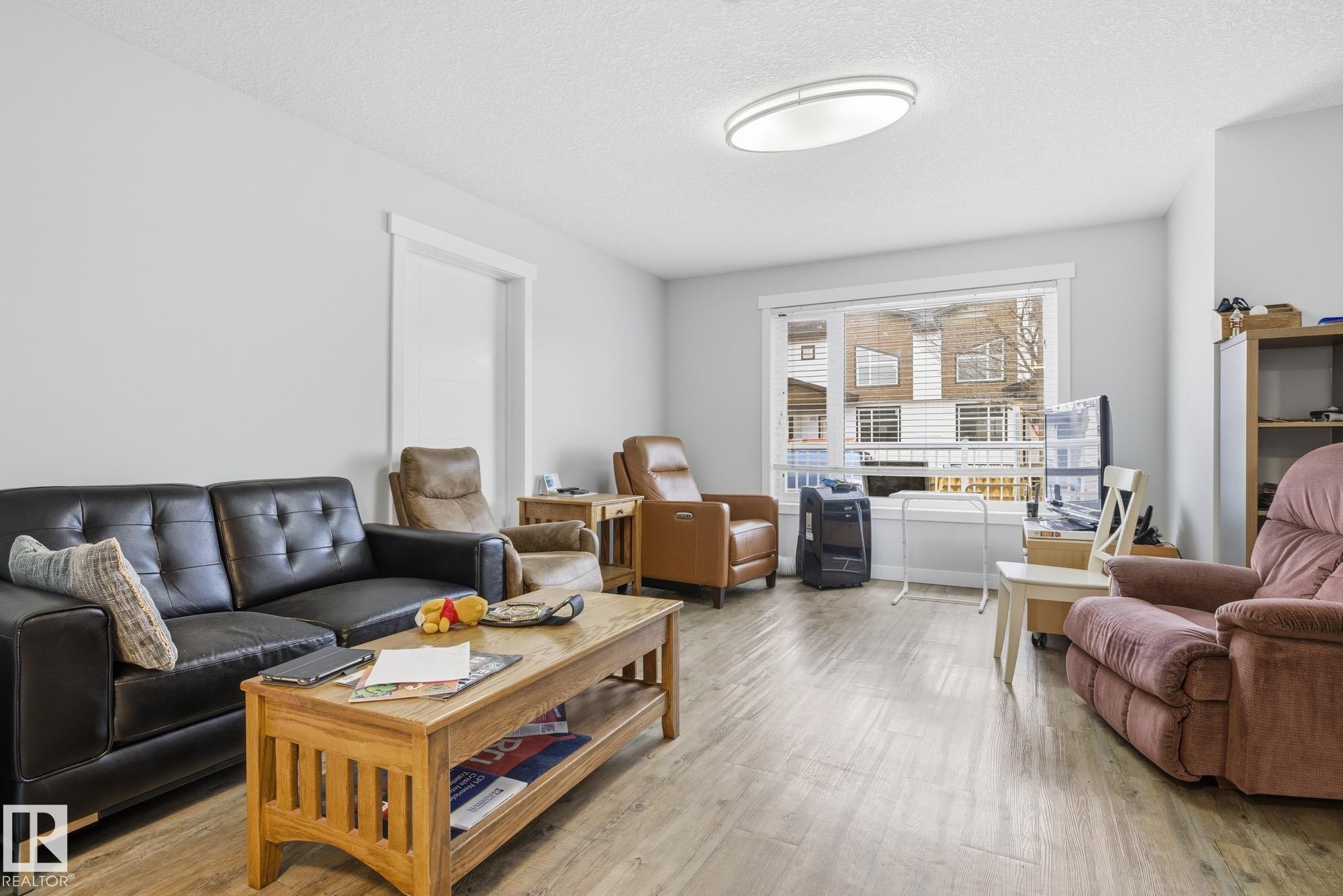 15331 104 Avenue, Edmonton, AB - Indoor Photo Showing Living Room