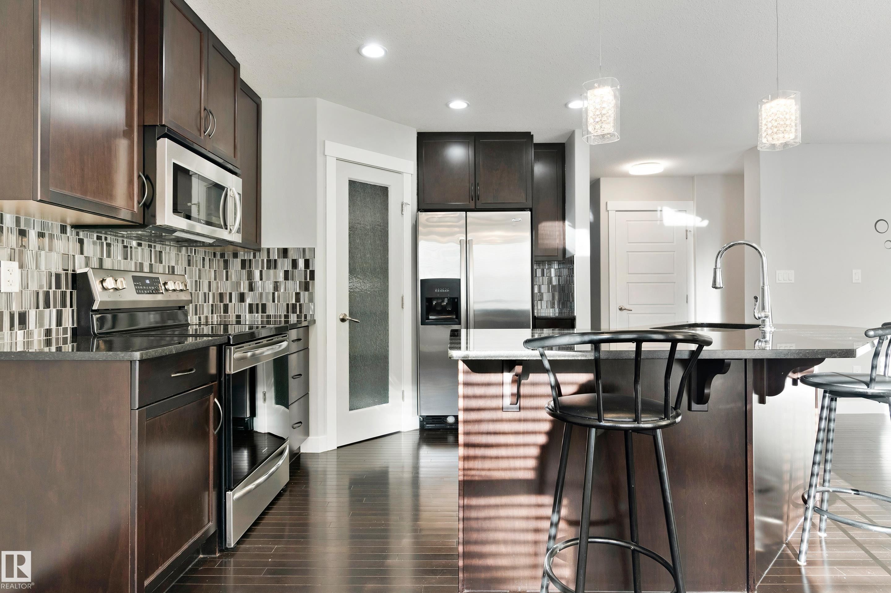 6963 19A Avenue, Edmonton, AB - Indoor Photo Showing Kitchen With Upgraded Kitchen