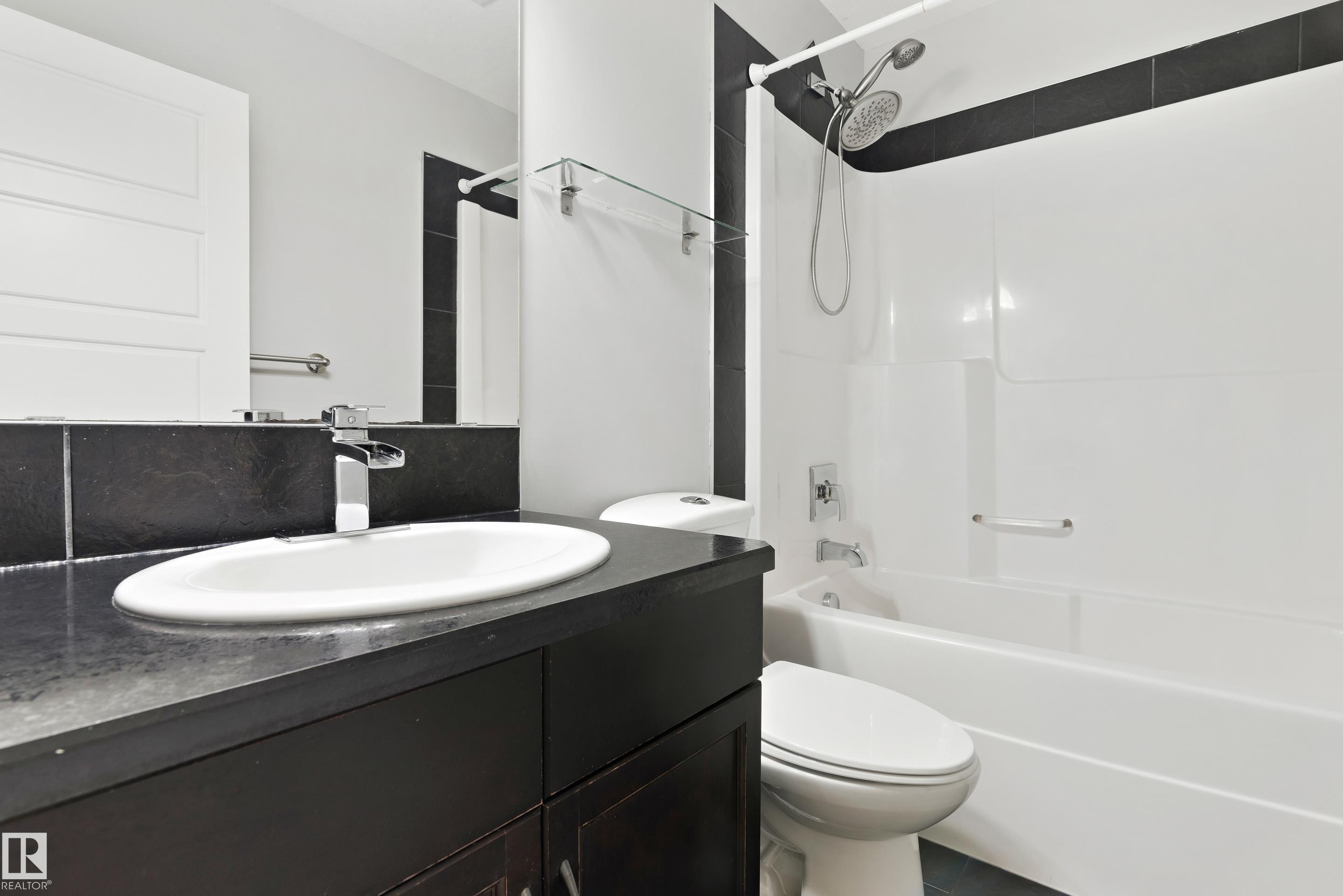 6963 19A Avenue, Edmonton, AB - Indoor Photo Showing Bathroom