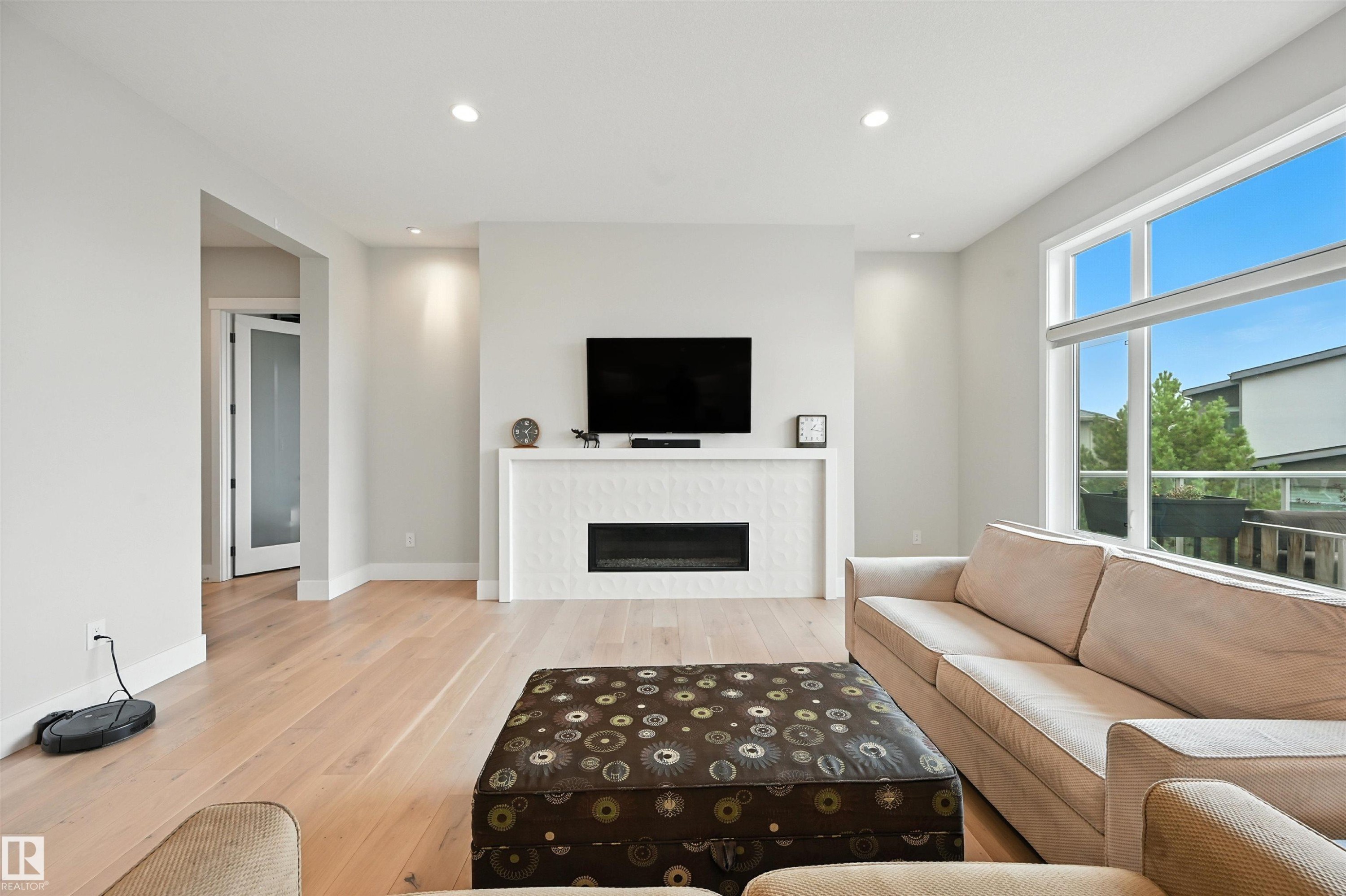 2620 Wheaton Close, Edmonton, AB - Indoor Photo Showing Living Room With Fireplace