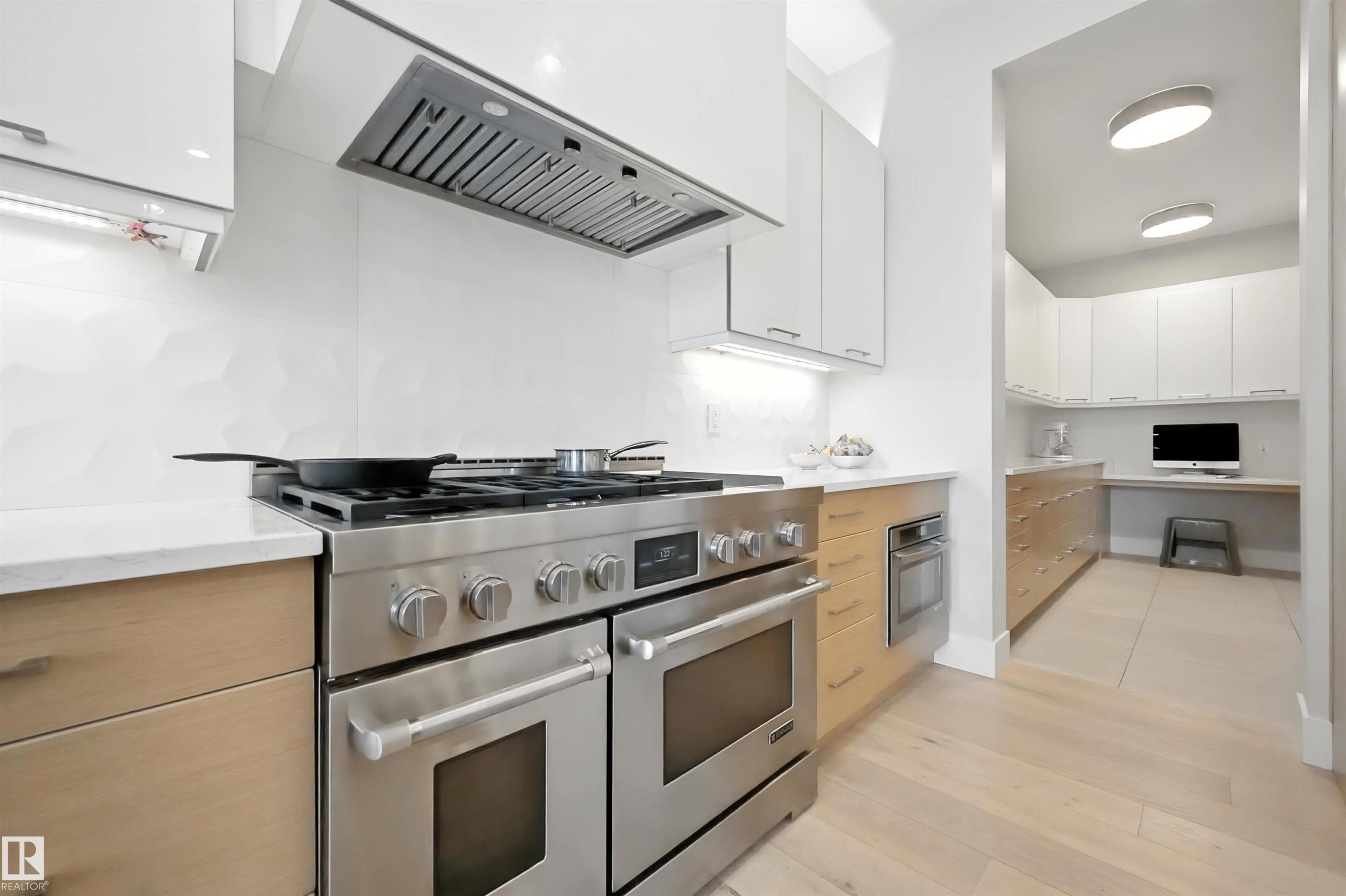 2620 Wheaton Close, Edmonton, AB - Indoor Photo Showing Kitchen With Upgraded Kitchen