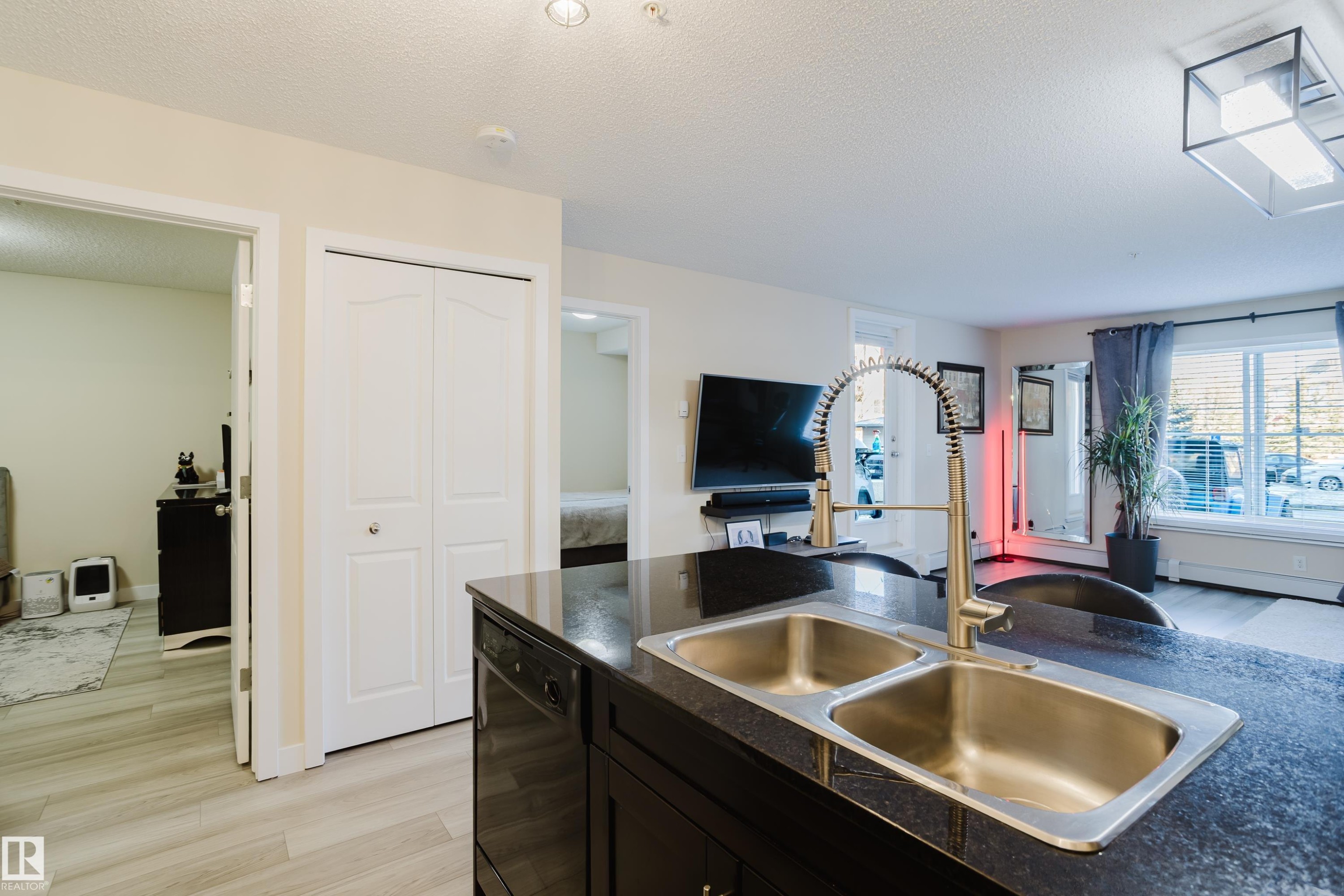 109 530 Watt Boulevard, Edmonton, AB - Indoor Photo Showing Kitchen With Double Sink