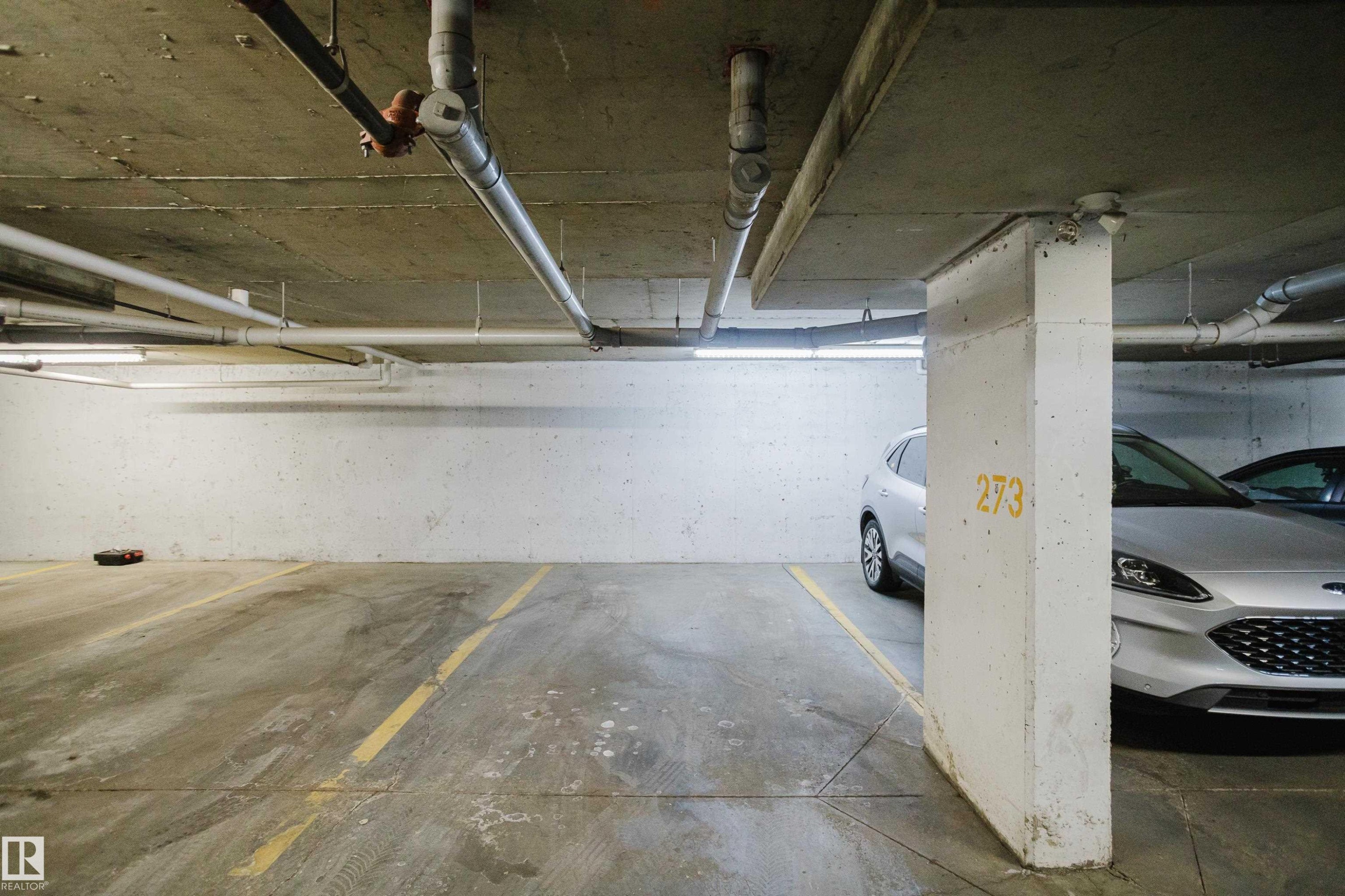 109 530 Watt Boulevard, Edmonton, AB - Indoor Photo Showing Garage