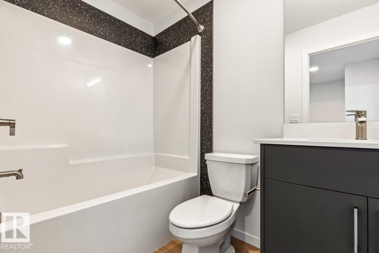 7314 Klapstein Crescent, Edmonton, AB - Indoor Photo Showing Bathroom