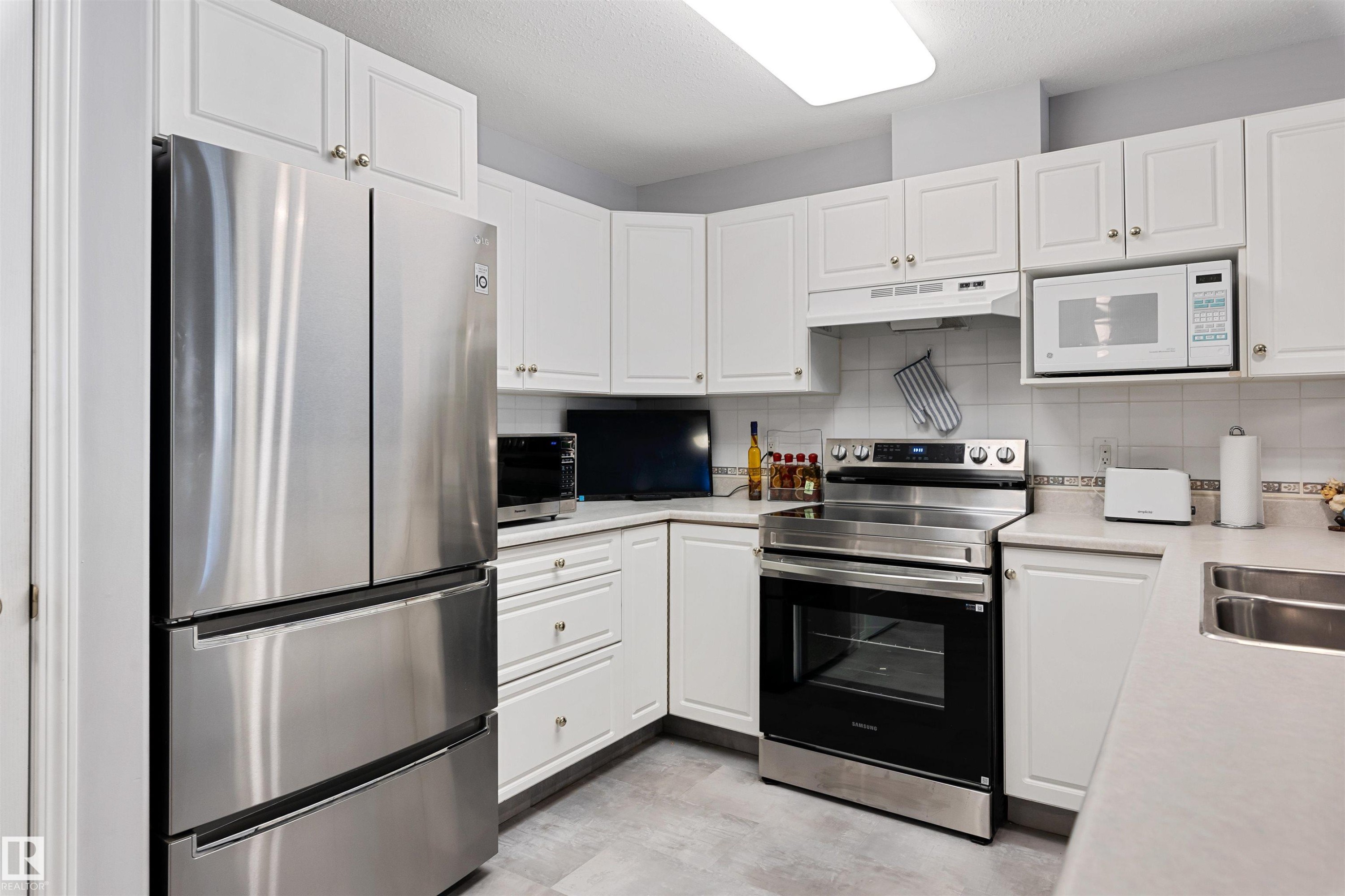 112 237 Youville Drive E, Edmonton, AB - Indoor Photo Showing Kitchen With Double Sink