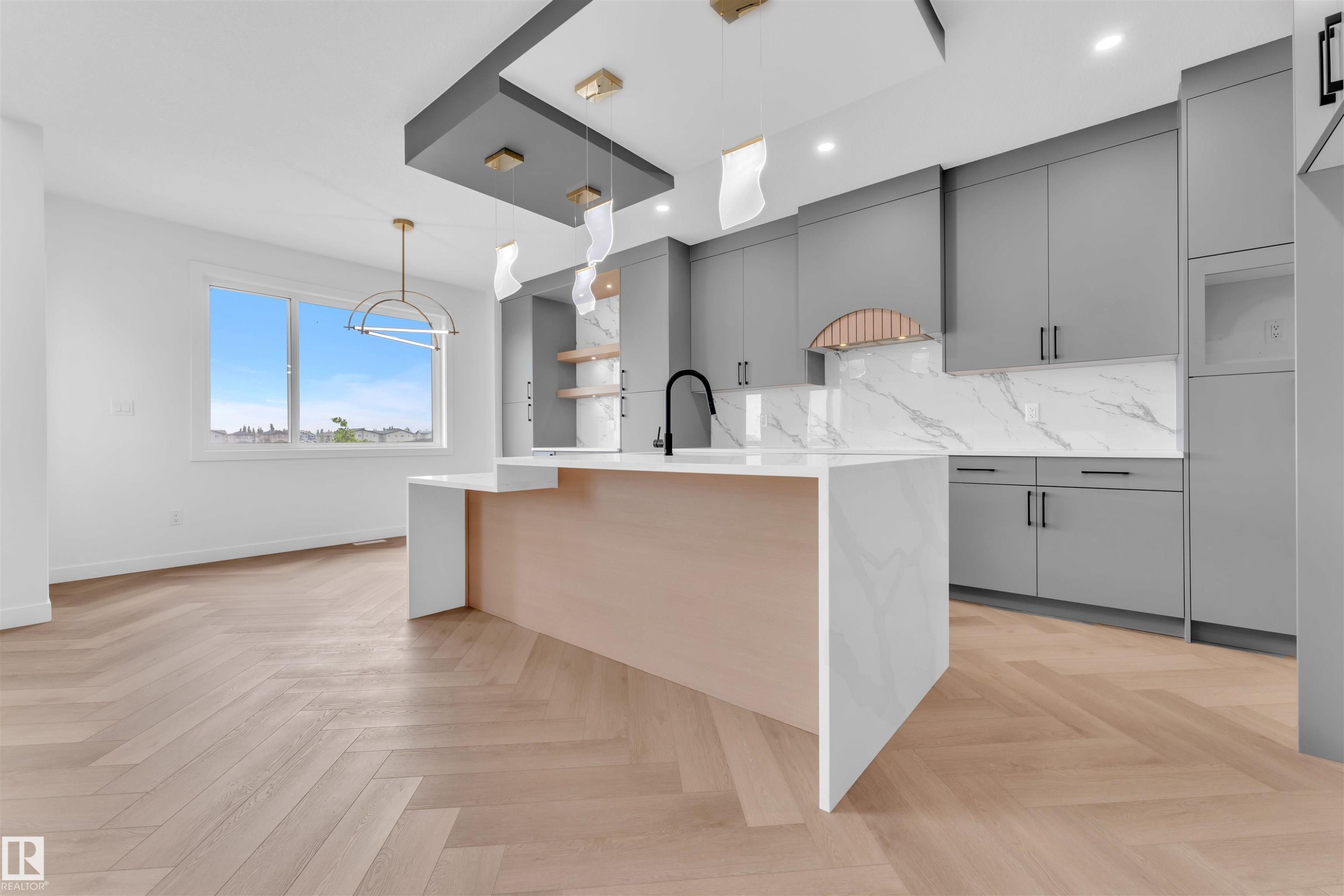 404 Pine Point(E), Leduc, AB - Indoor Photo Showing Kitchen