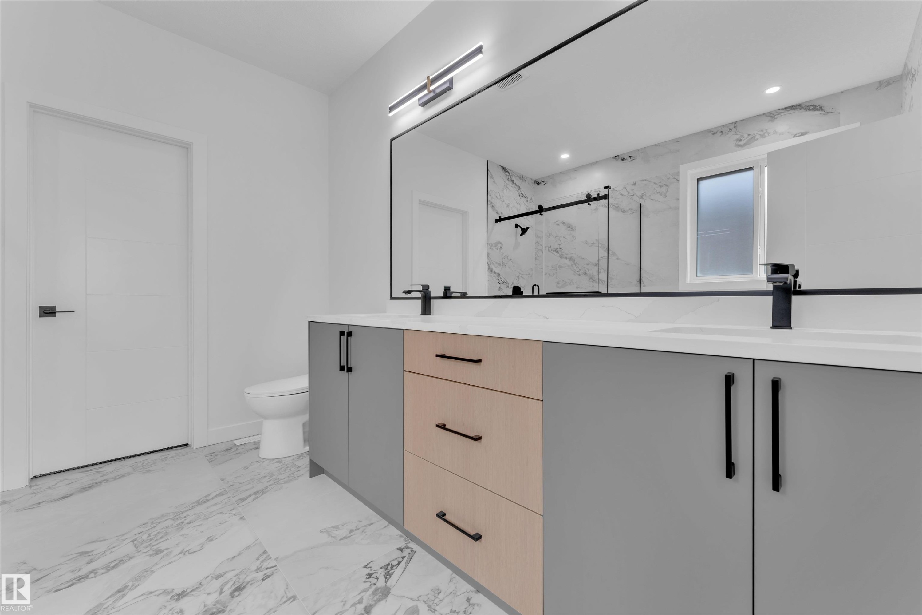 404 Pine Point(E), Leduc, AB - Indoor Photo Showing Bathroom