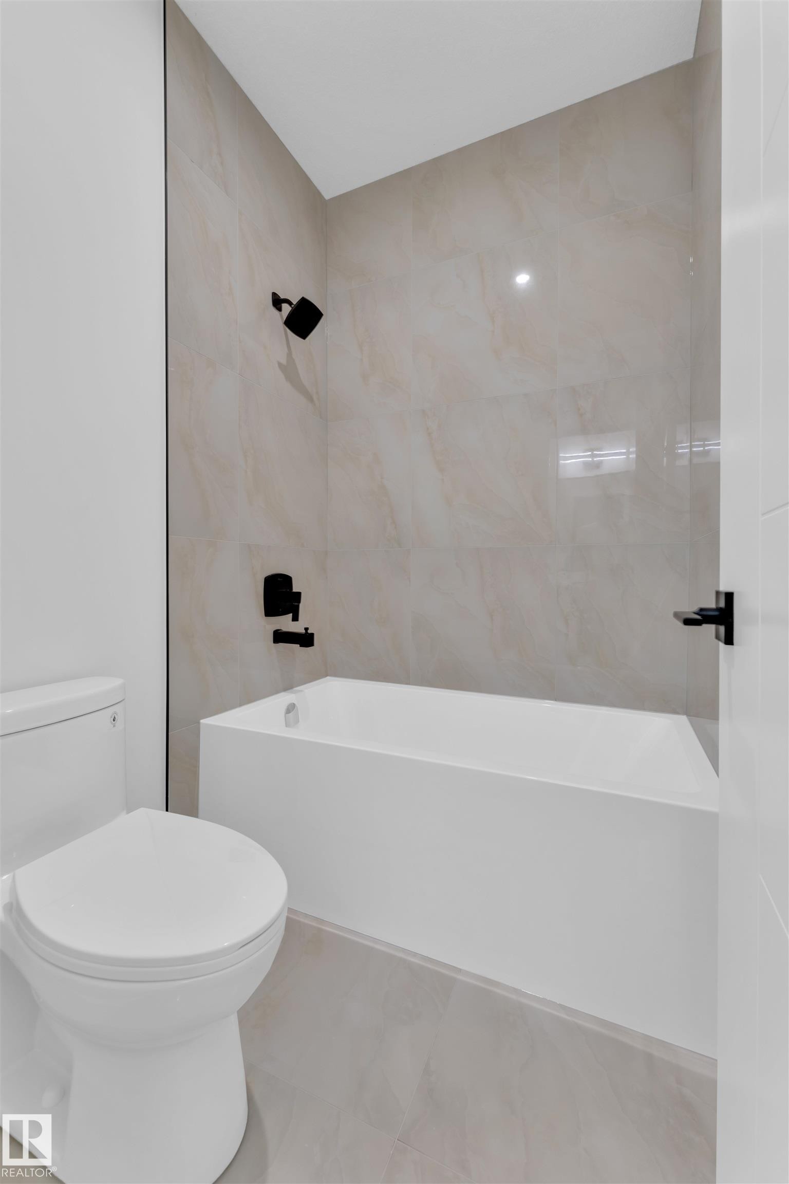 404 Pine Point(E), Leduc, AB - Indoor Photo Showing Bathroom