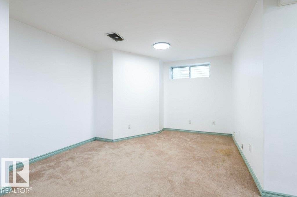 Unfurnished room featuring light carpet and baseboards - 1112 118A Street Nw, Edmonton, AB - Indoor Photo Showing Other Room