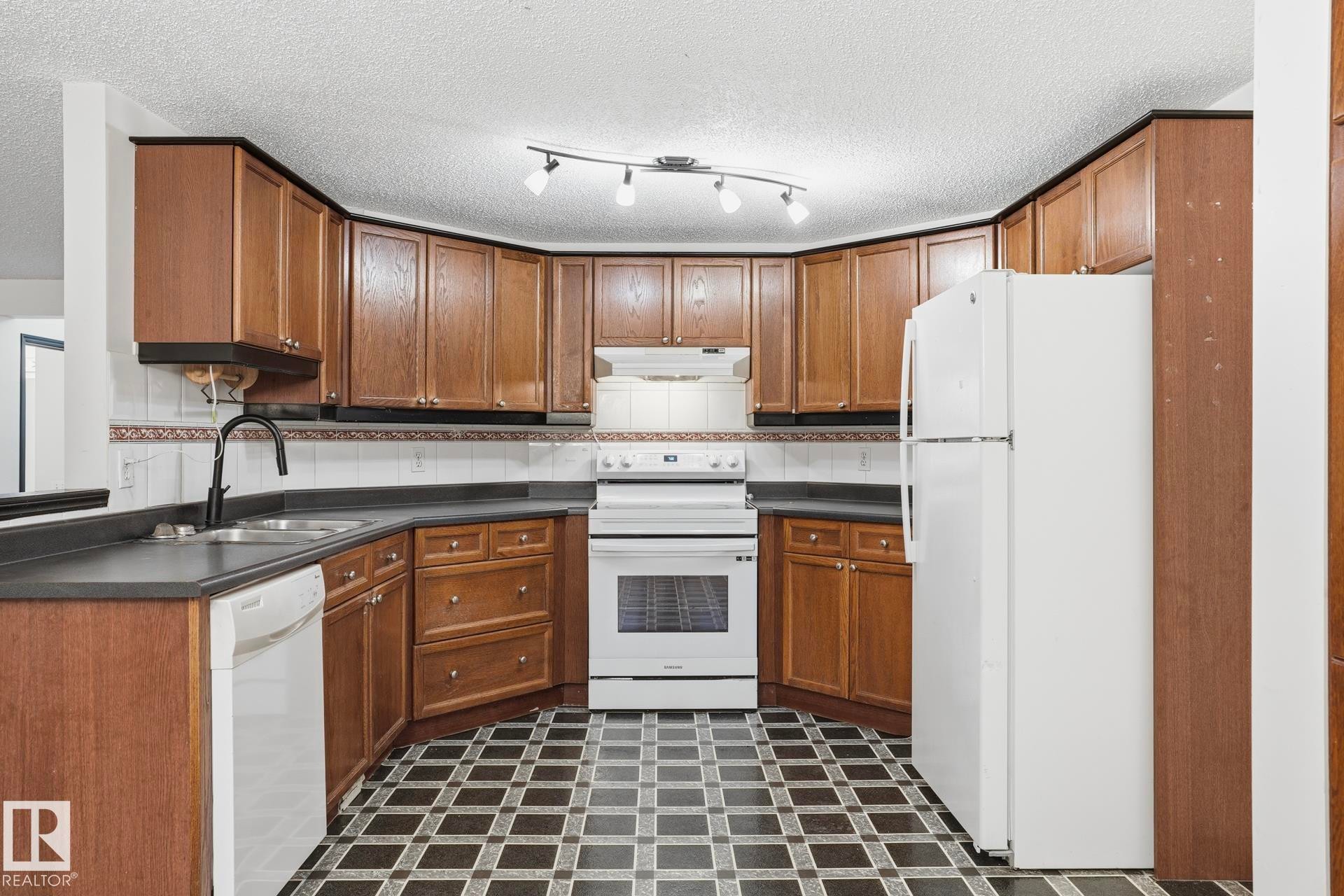 5304 190 Street, Edmonton, AB - Indoor Photo Showing Kitchen