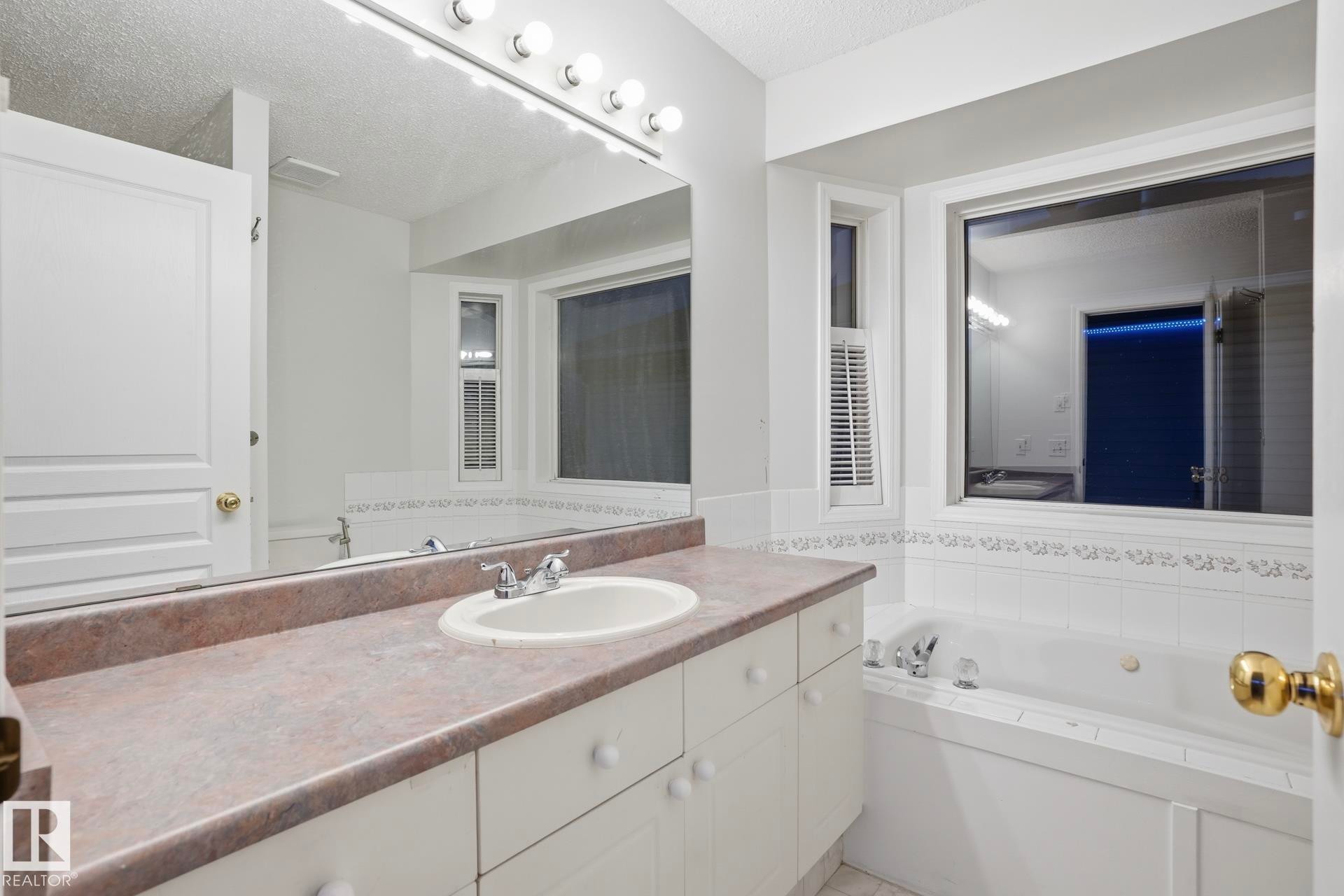 5304 190 Street, Edmonton, AB - Indoor Photo Showing Bathroom