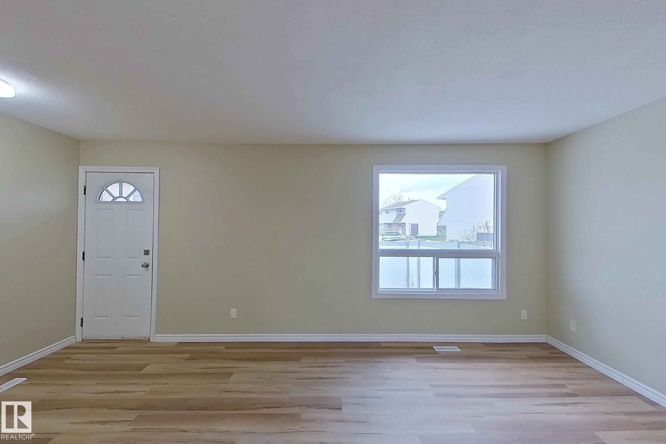 112 Dickinsfield Court Nw, Edmonton, AB - Indoor Photo Showing Other Room