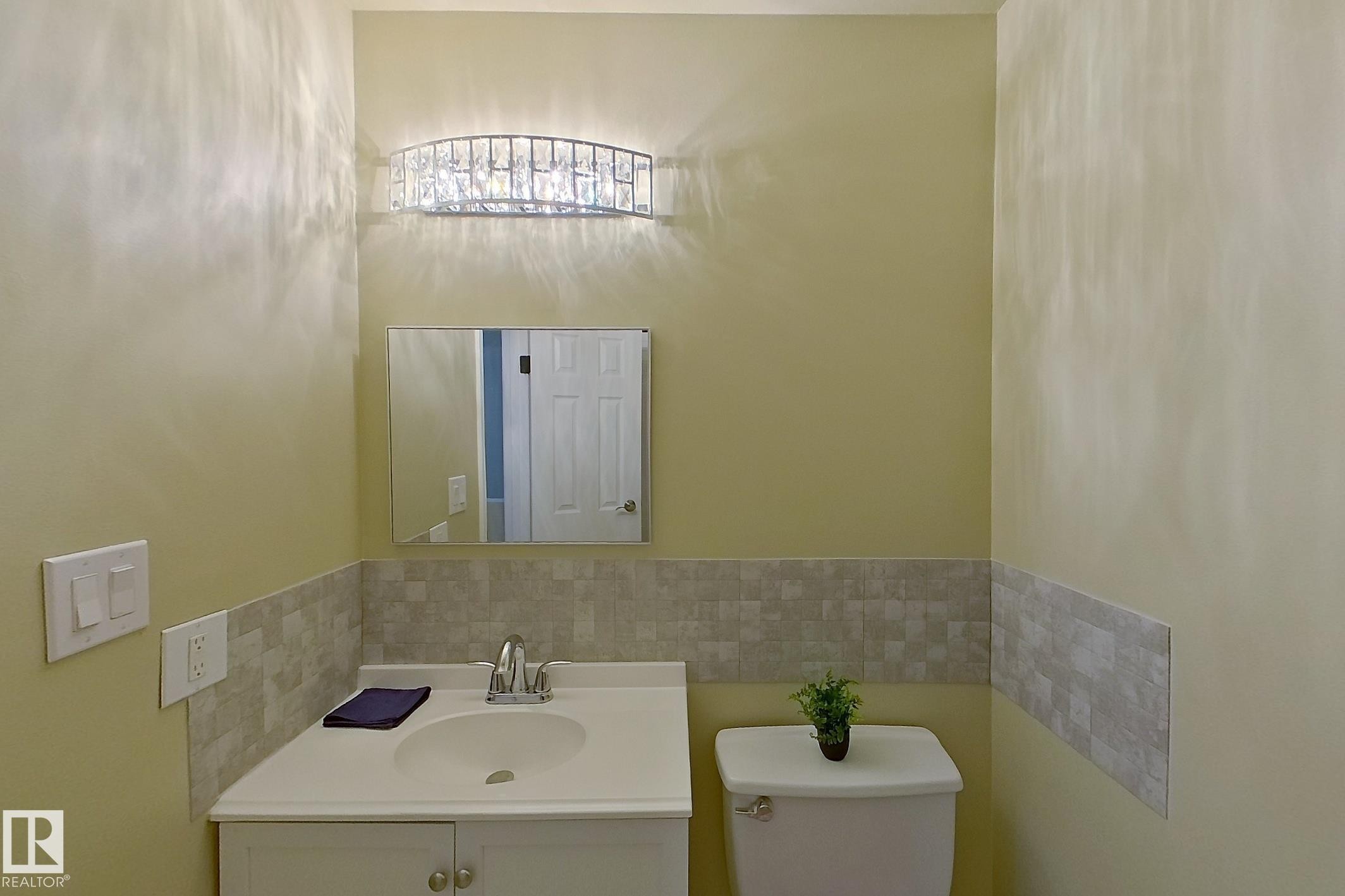 112 Dickinsfield Court Nw, Edmonton, AB - Indoor Photo Showing Bathroom