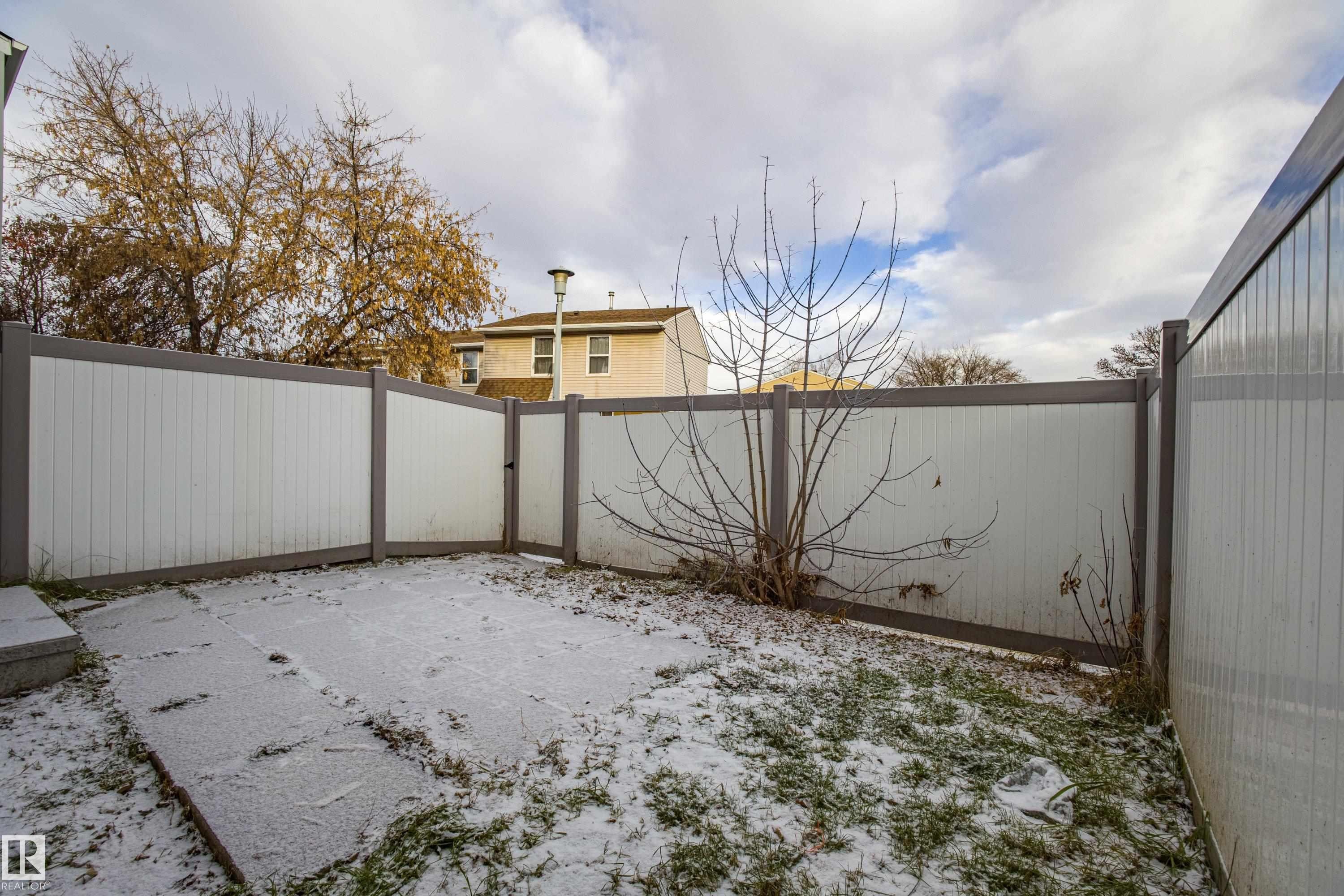 112 Dickinsfield Court Nw, Edmonton, AB - Outdoor