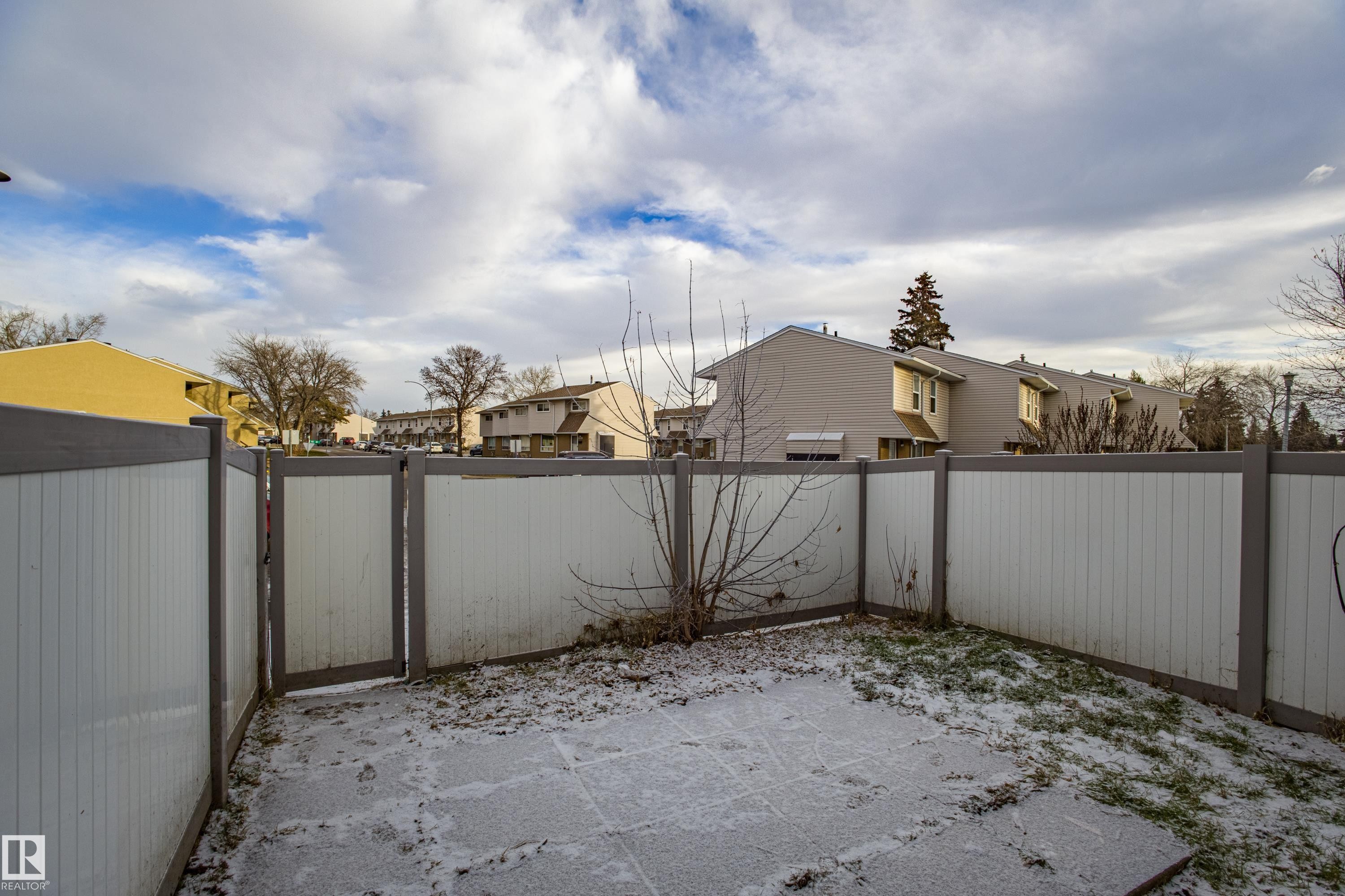 112 Dickinsfield Court Nw, Edmonton, AB - Outdoor