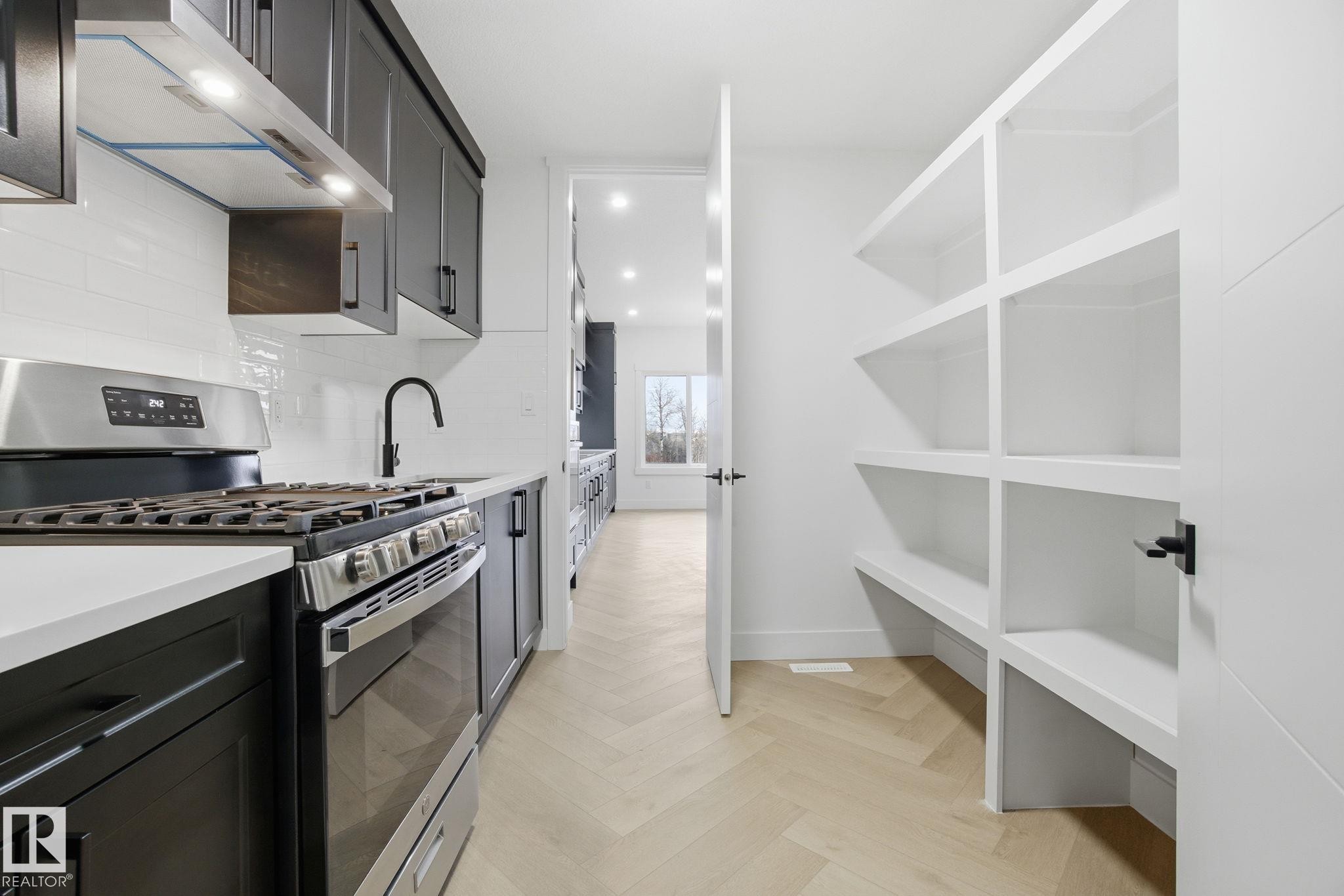 3294 Chernowski Way, Edmonton, AB - Indoor Photo Showing Kitchen